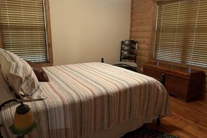 Alquiler Vacacional - Comfy rustic cabin 1/2 mile from Lake Texoma is ready and fully stocked for 8+!