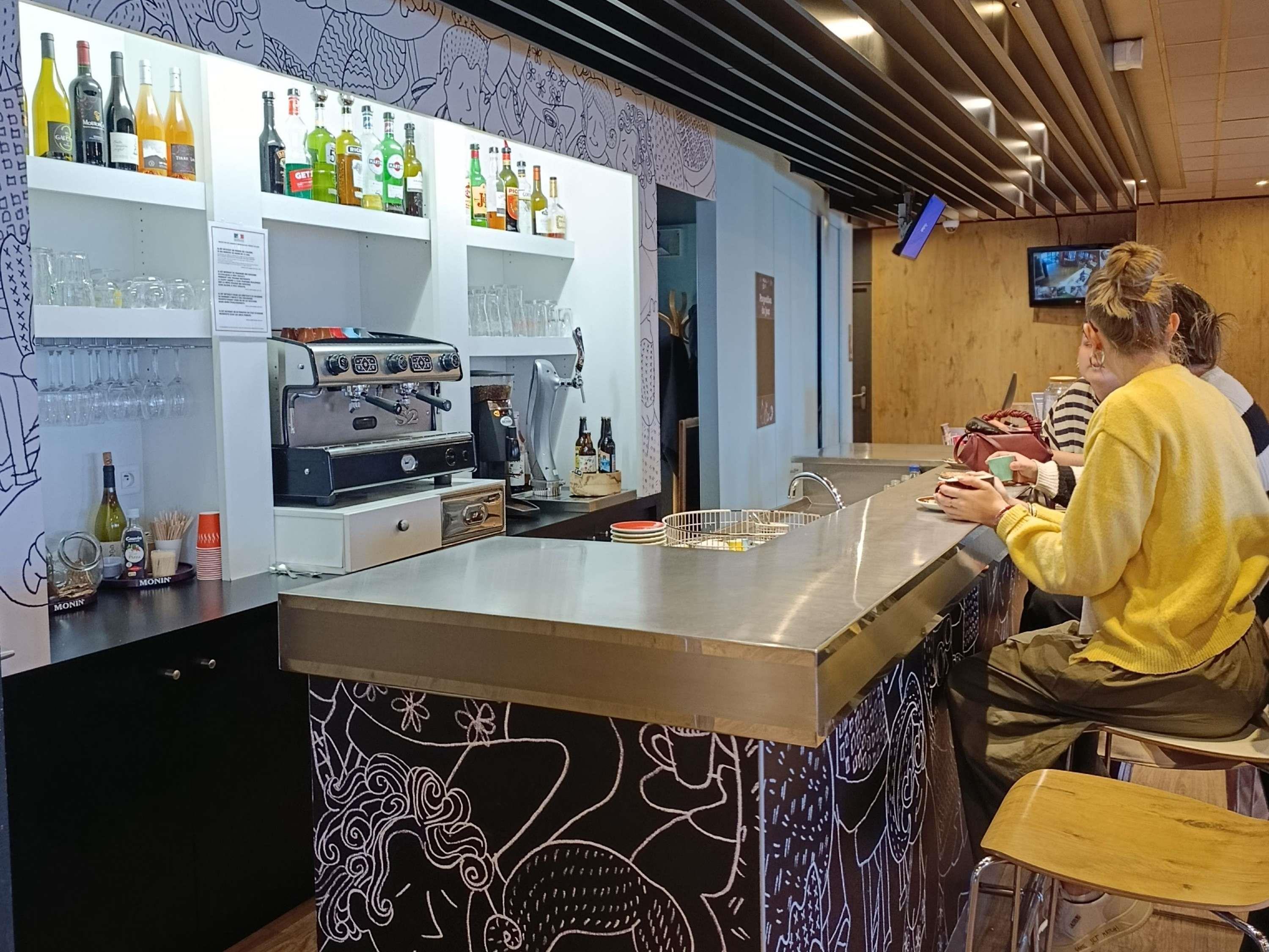 Bar/Salón ibis Aurillac
