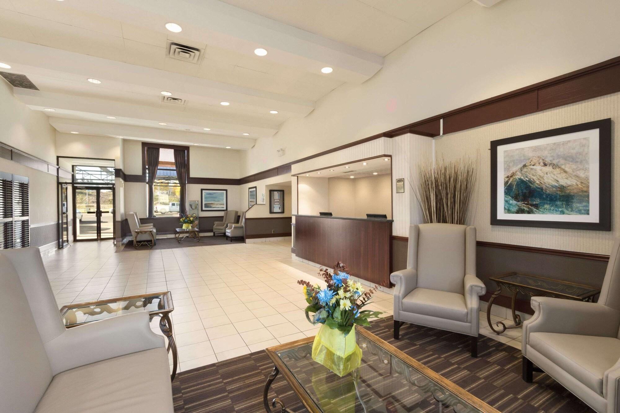 Vista Lobby Travelodge by Wyndham Edmonton South