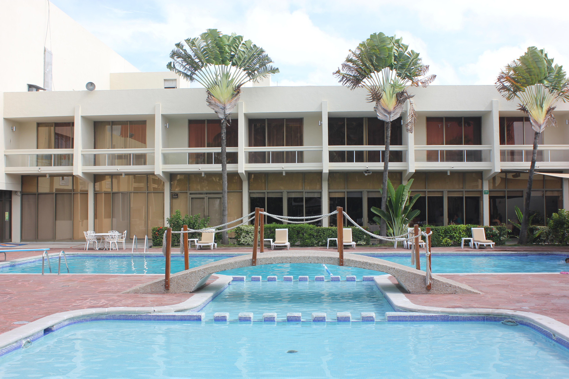 Vista da piscina Hotel Posada de Tampico