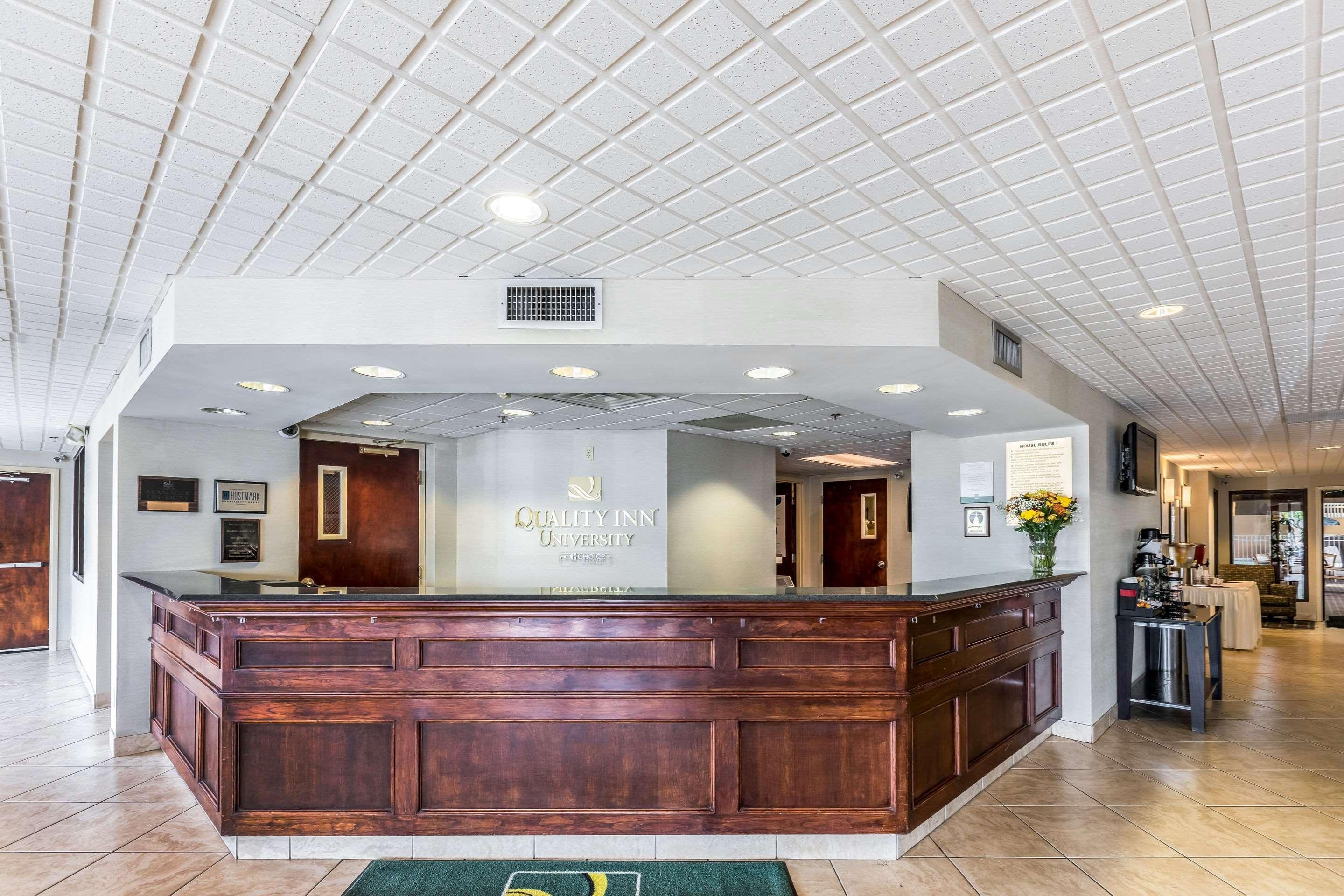 Vista Lobby Quality Inn University