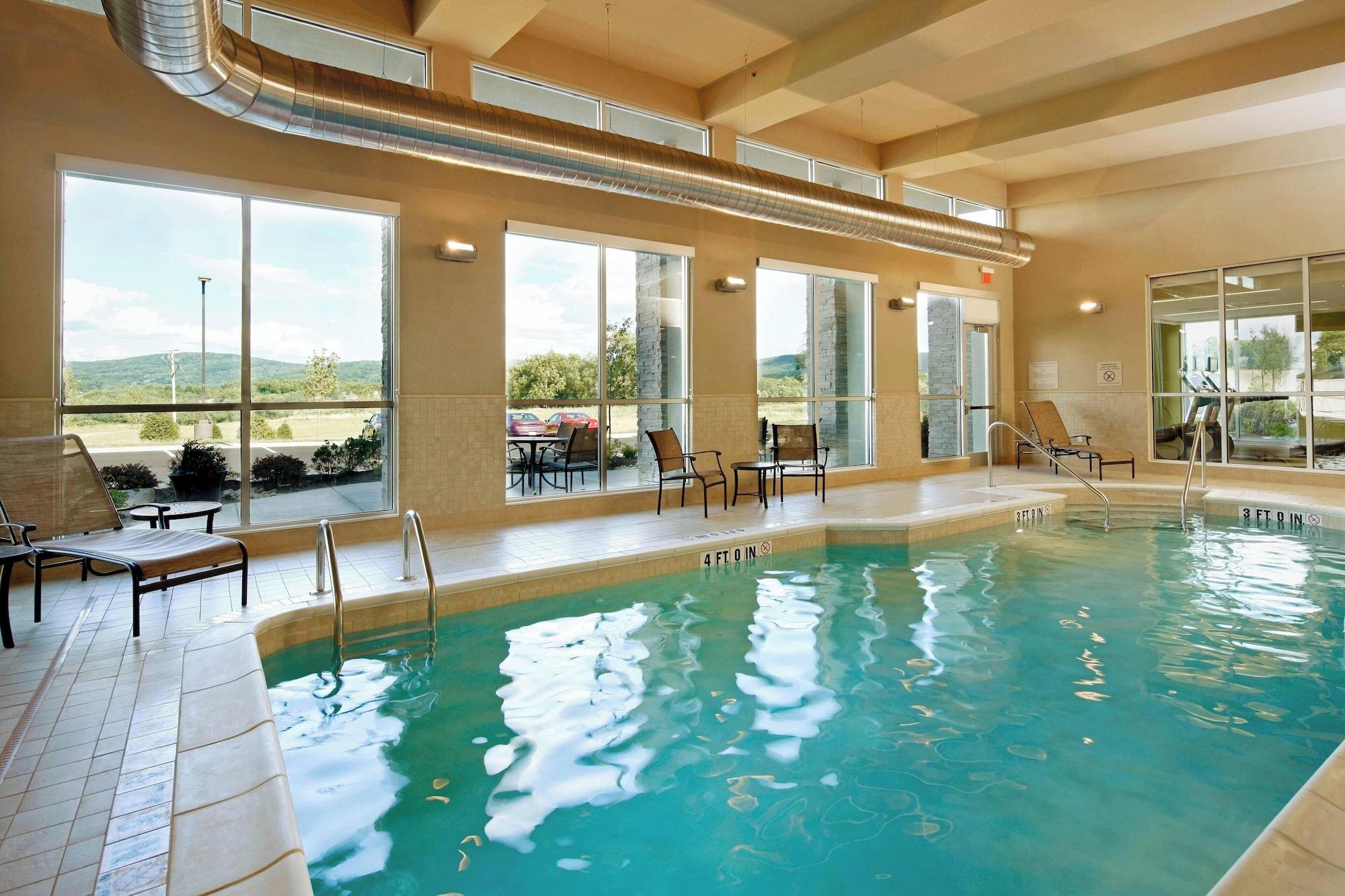 Vista Piscina SpringHill Suites Pittsburgh Latrobe