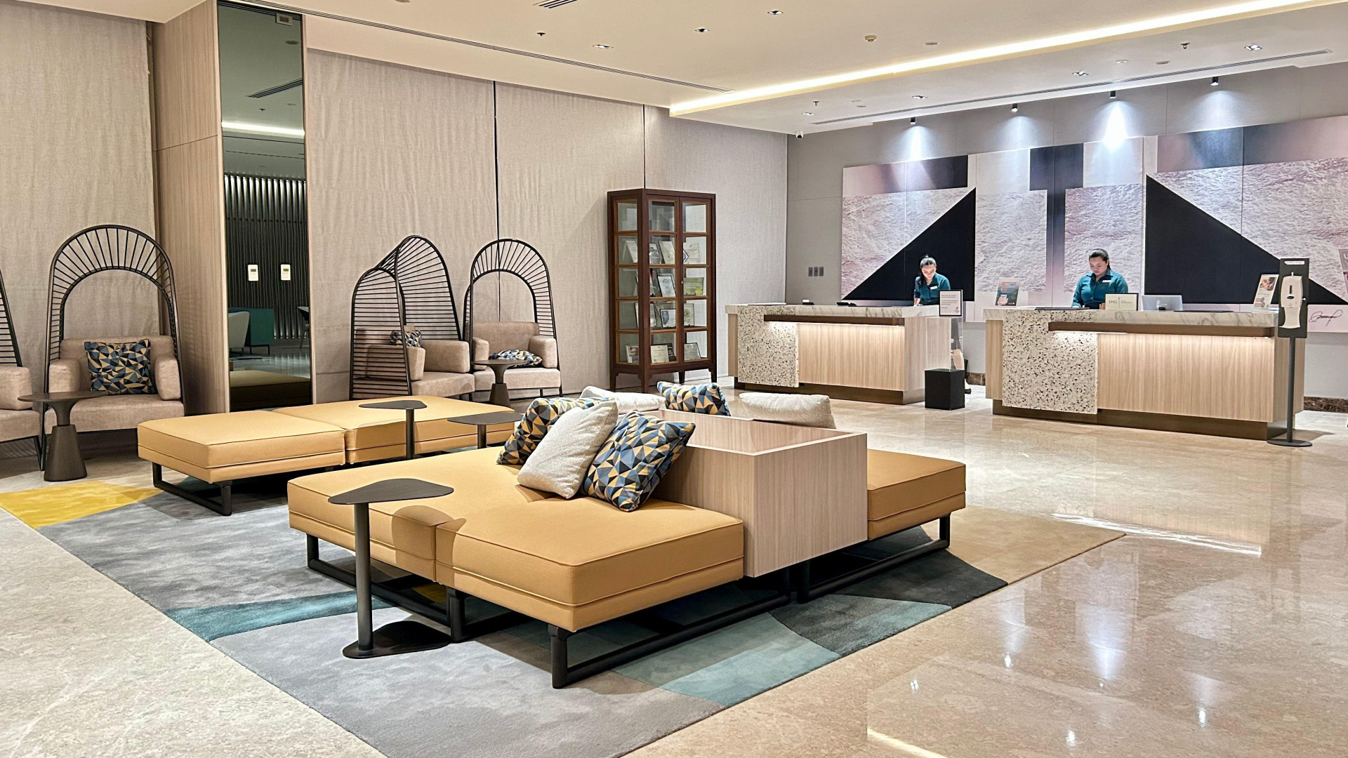 Vista Lobby Holiday Inn & Suites Makati by IHG