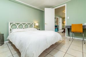 Alquiler Vacacional - 3 bedroom house w/ parking in a central location!