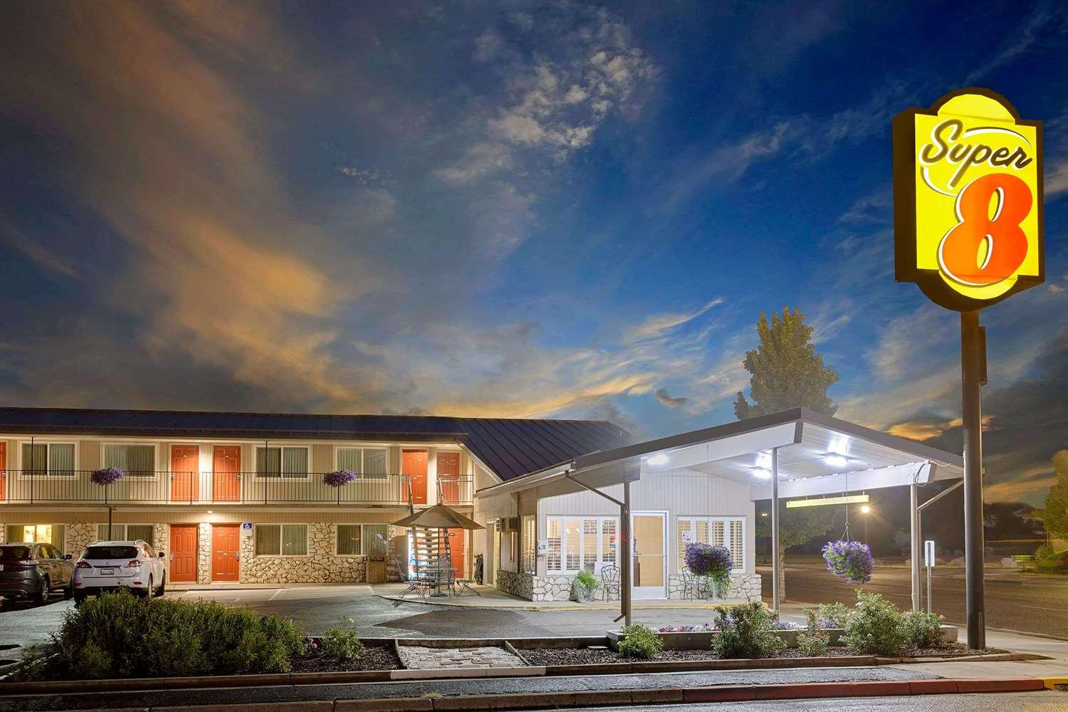 Vista Exterior Super 8 by Wyndham Alturas