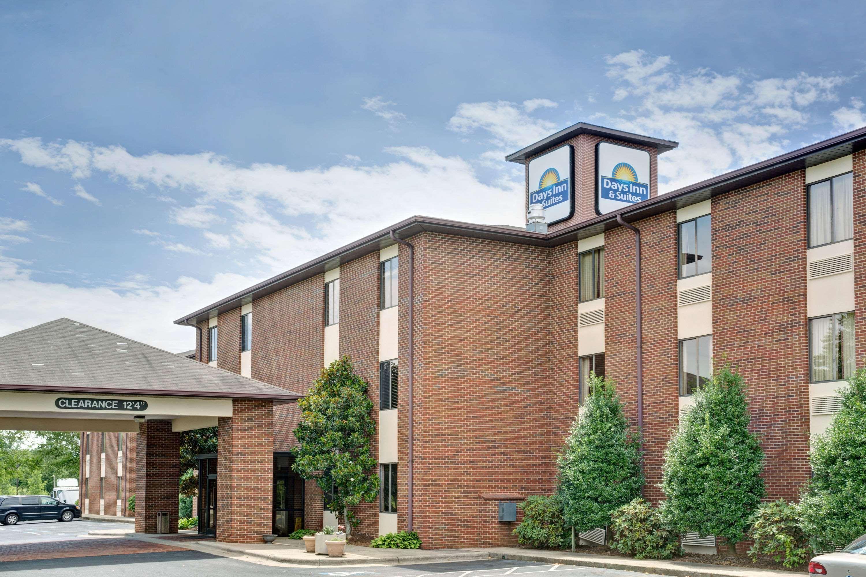 Vista Exterior Days Inn & Suites by Wyndham Hickory
