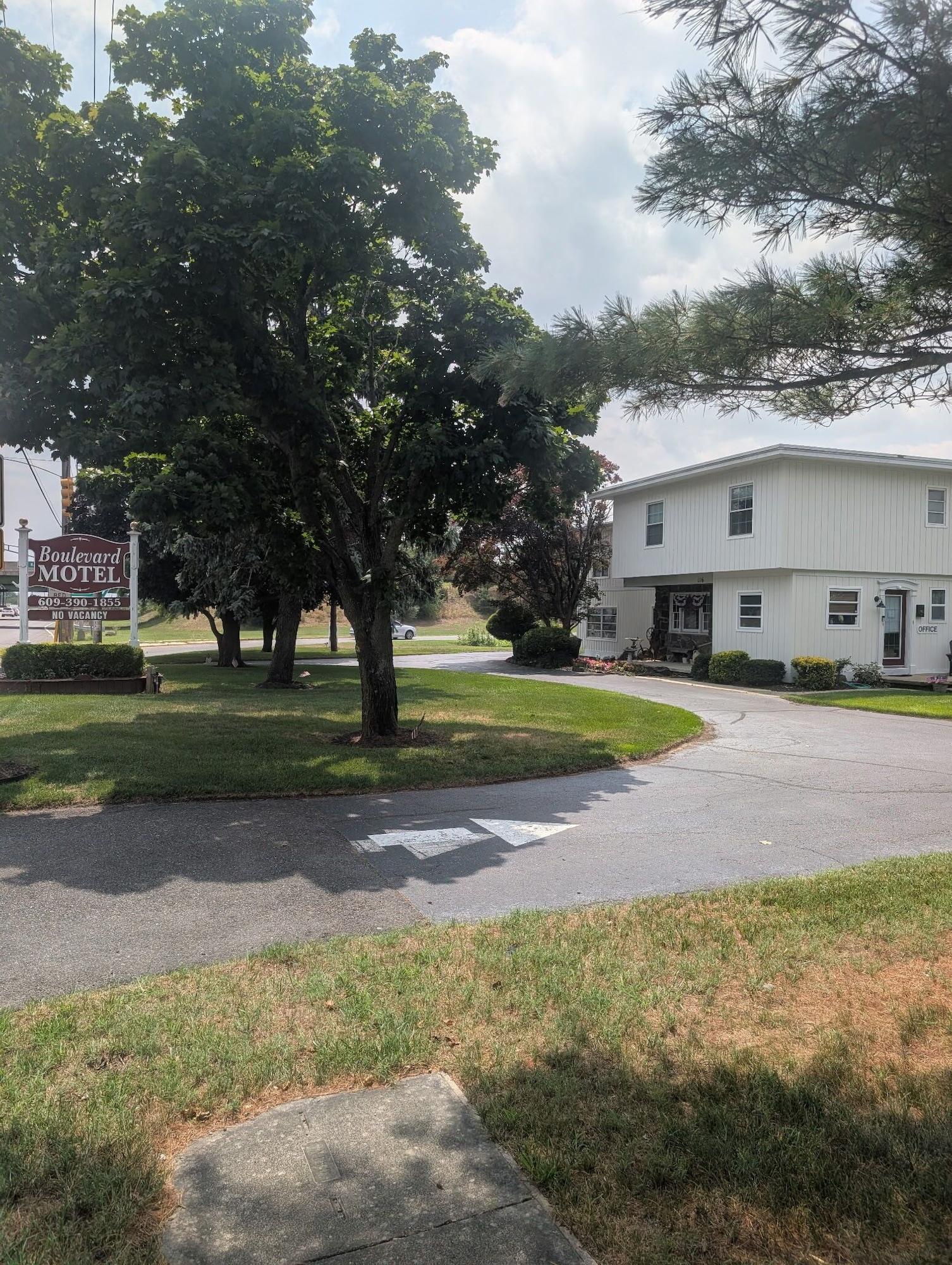 Varios Boulevard Motel