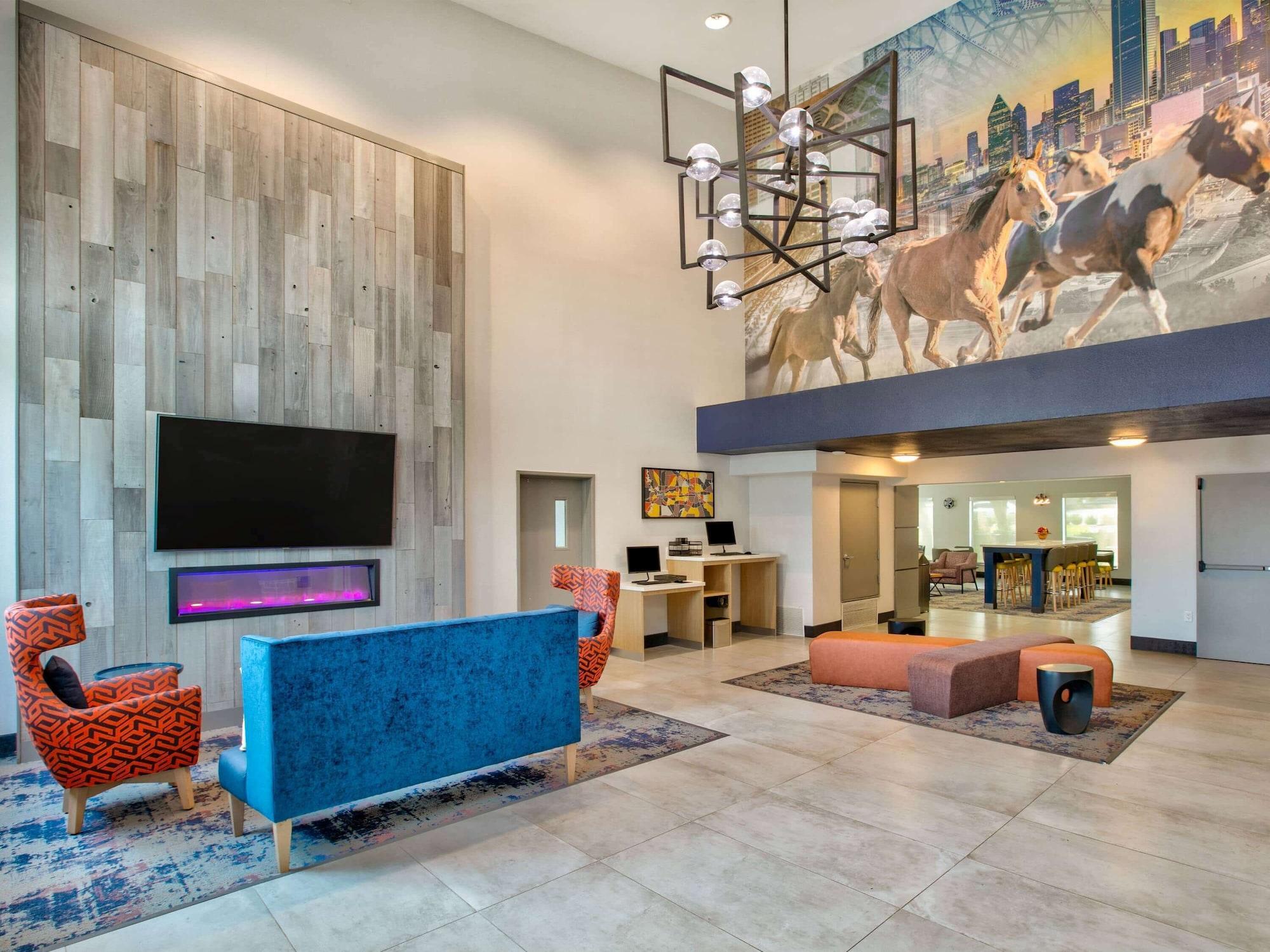 Vista Lobby La Quinta Inn & Suites by Wyndham Dallas - Las Colinas