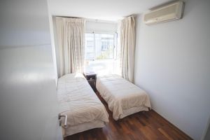 Alquiler Vacacional - Pocitos Beach with full services (supermarket, restaurants) nearby.