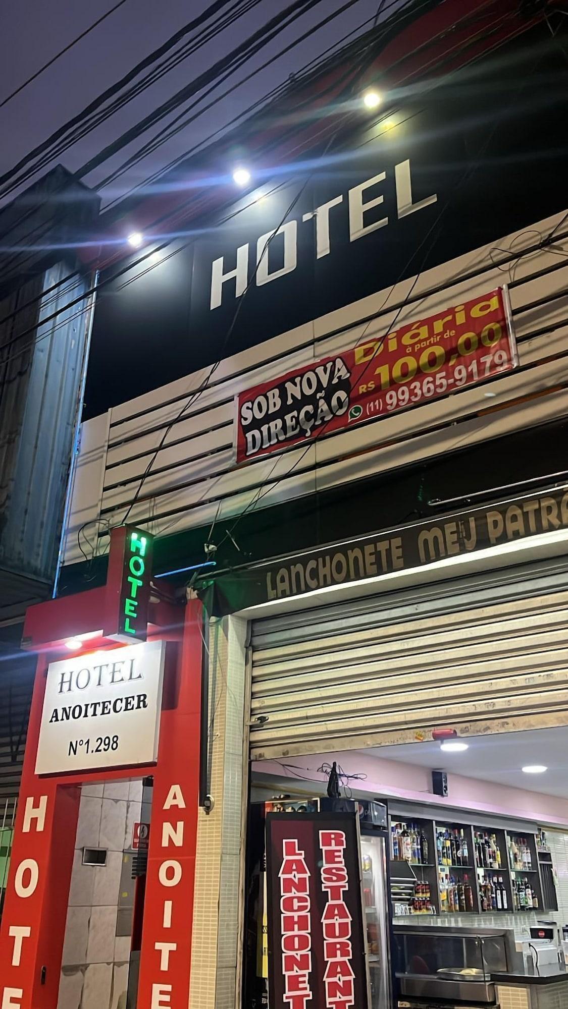 Vista Exterior Hotel anoitecer