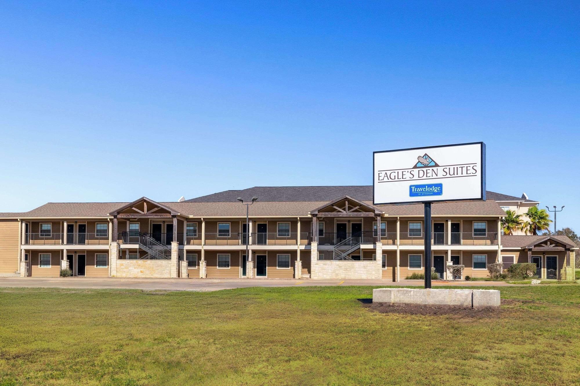 Varios Eagle's Den Suites Kenedy a Travelodge by Wyndham