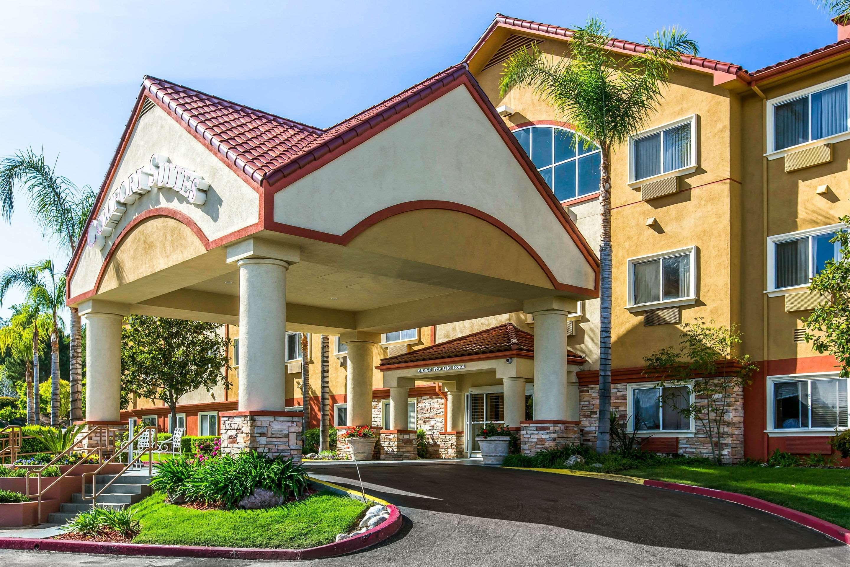 Vista Exterior Comfort Suites Near Six Flags Magic Mountain