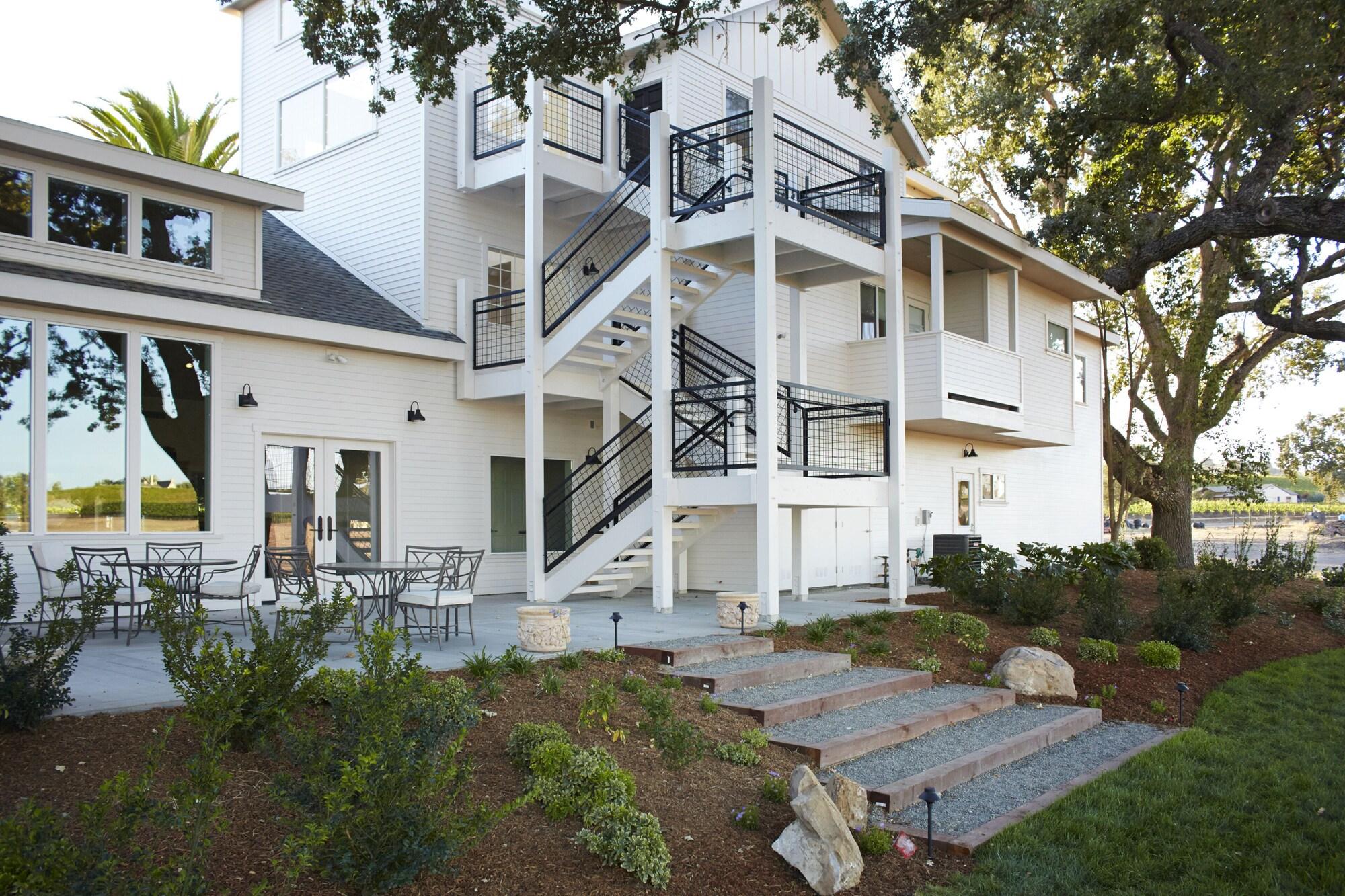 Vista Exterior SummerWood Winery & Inn