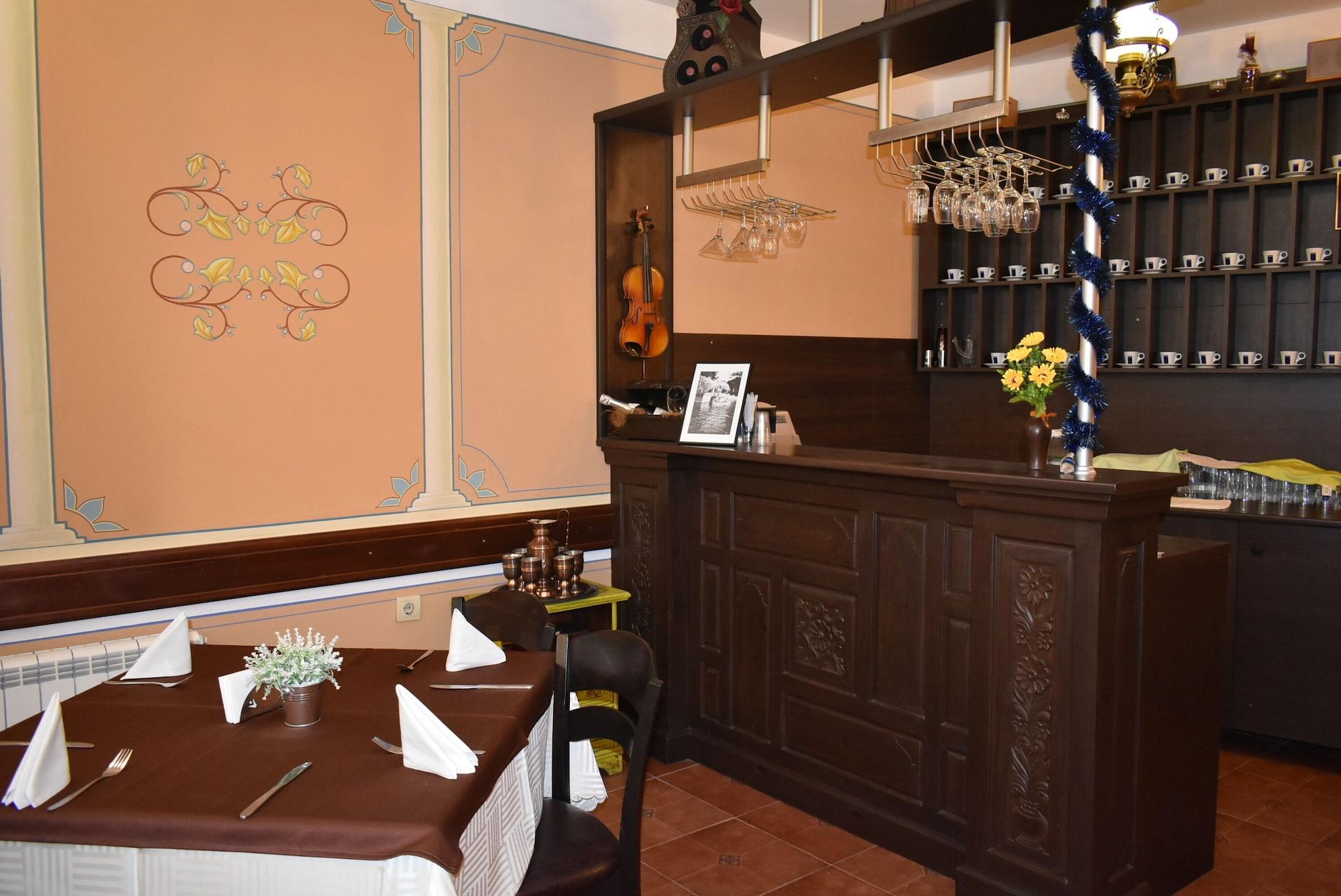 Restaurant Family Hotel at Renaissance Square