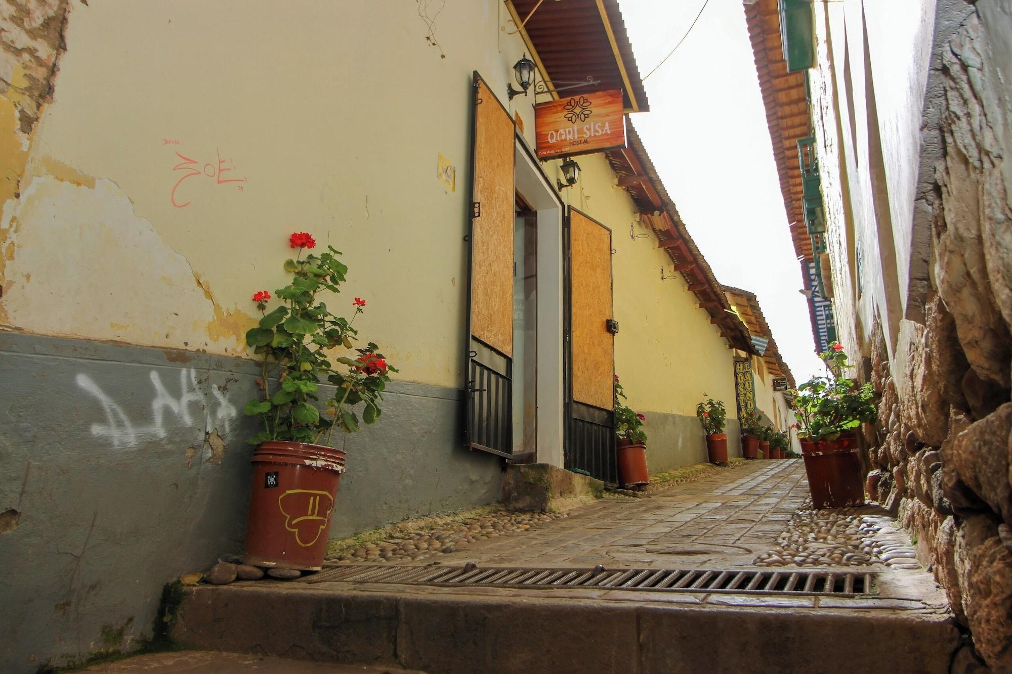 Vista Exterior QORI SISA HOSTAL