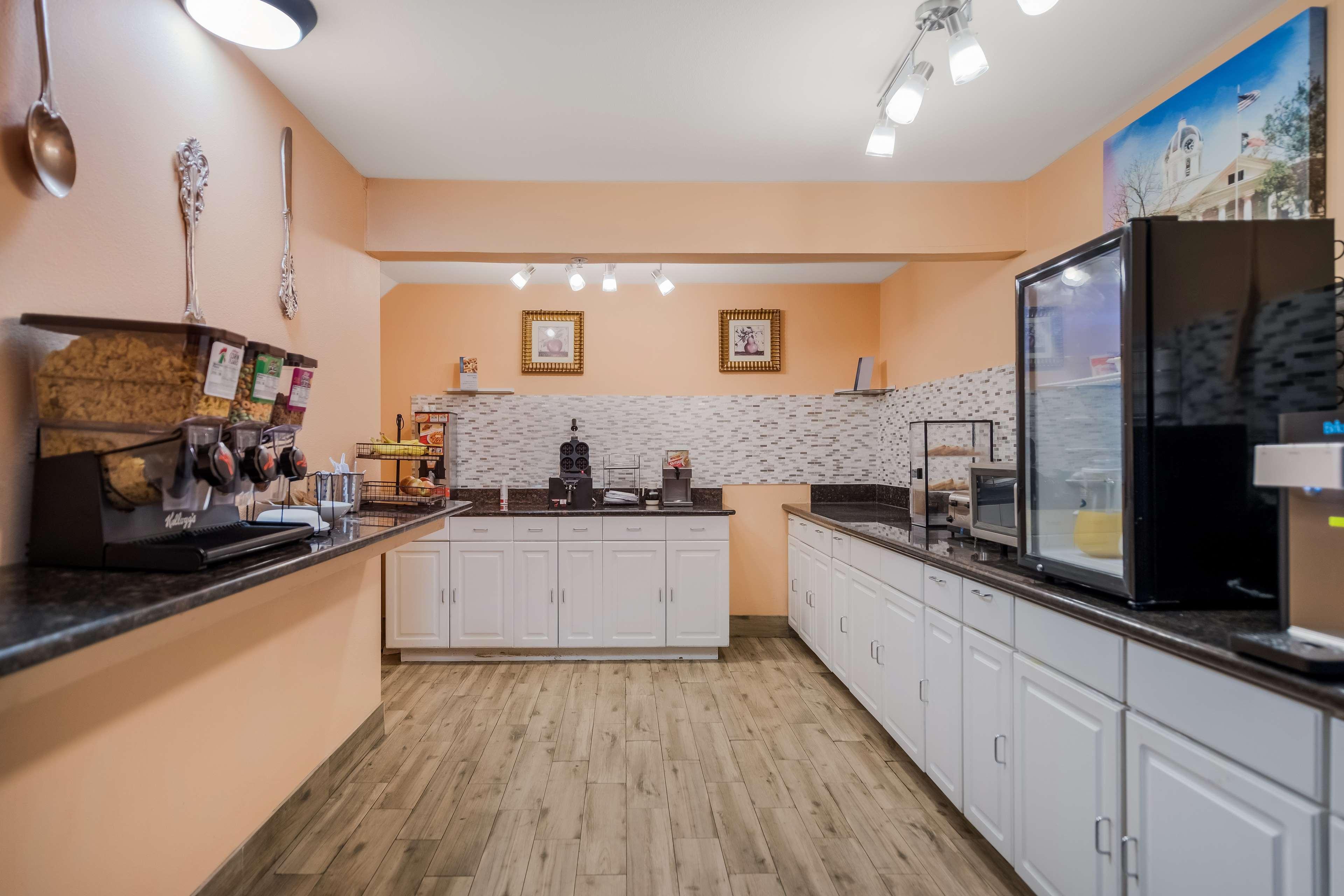 Restaurant SureStay Hotel by Best Western Mt Pleasant