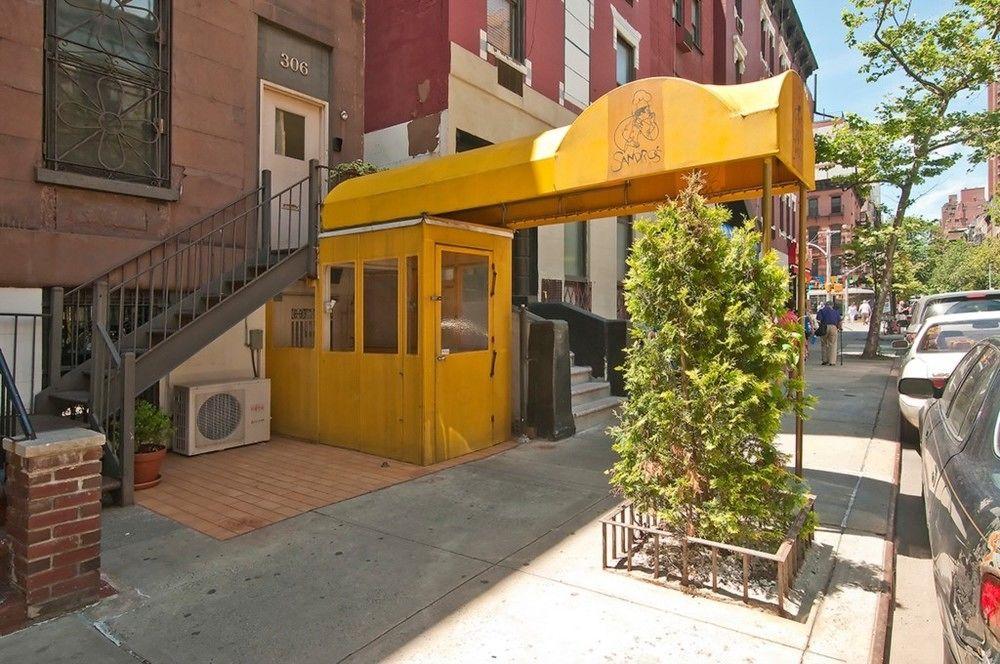 Vista Exterior East 81 Street Studio #232465