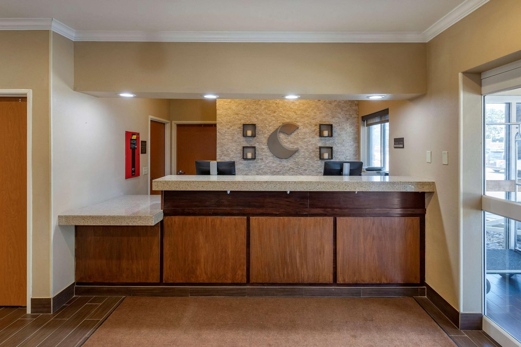 Vista Lobby Comfort Inn & Suites Waterloo - Cedar Falls