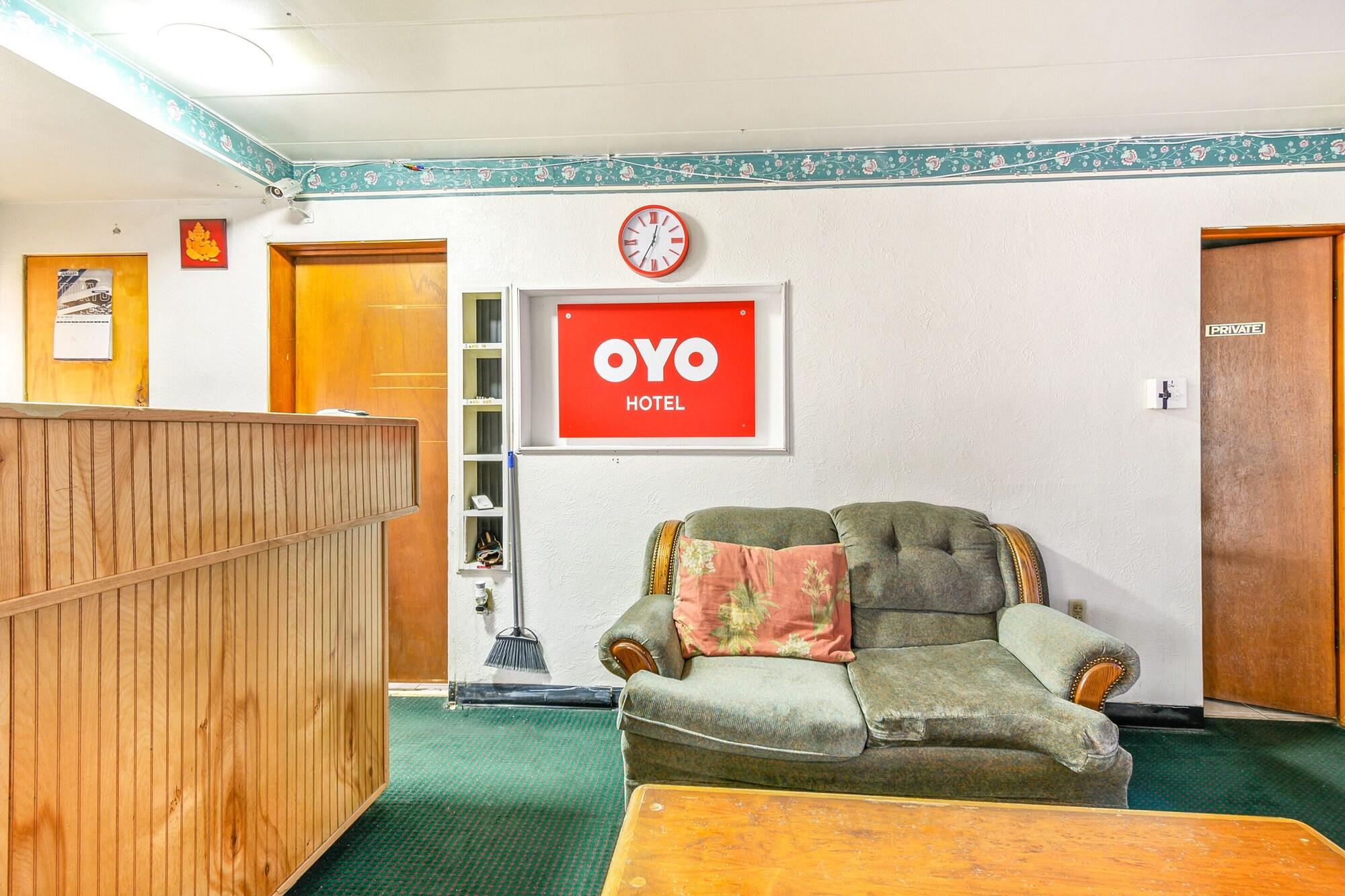 Vista Lobby OYO Hotel Downtown Peoria I-74