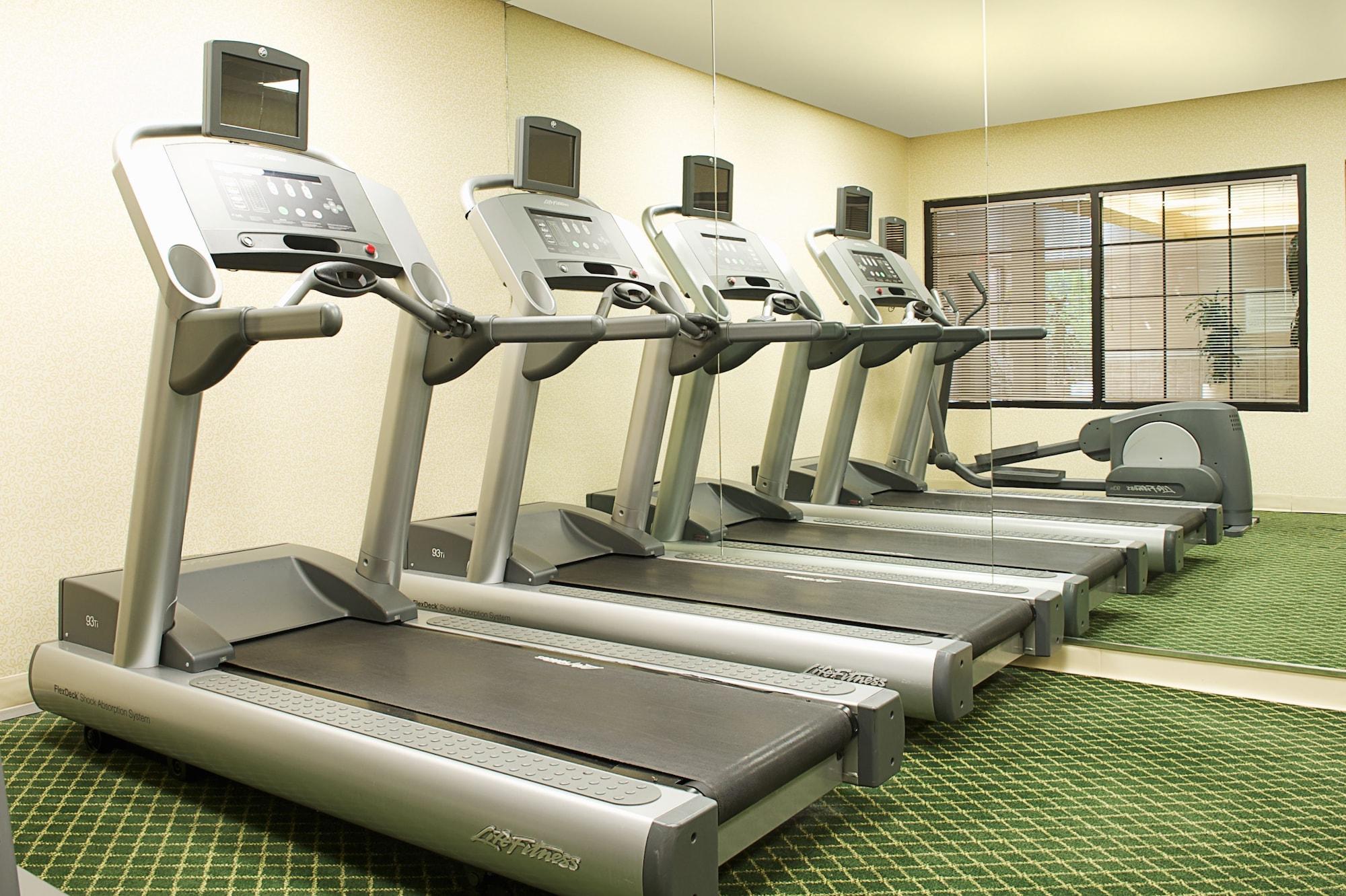 Gimnasio Country Inn & Suites by Radisson, Columbus-Edinburgh