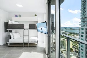 Alquiler Vacacional - Modern High-Rise Condo with Pool/Gym, in Central DT MIAMI!