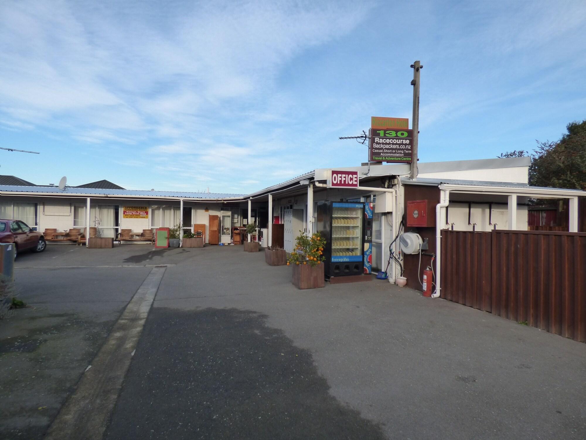 Varios Racecourse Backpackers Hostel