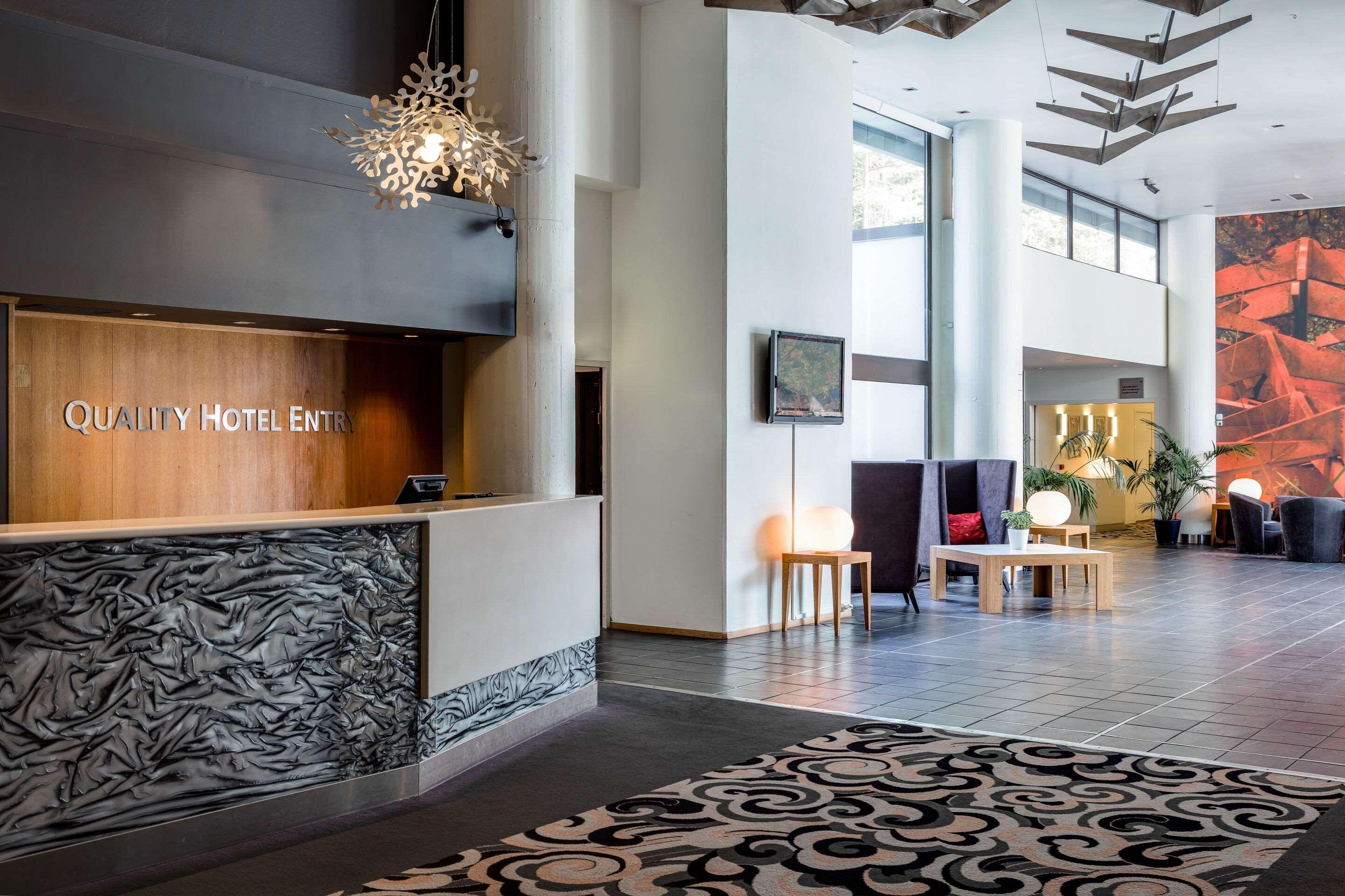 Vista Lobby Quality Hotel Entry