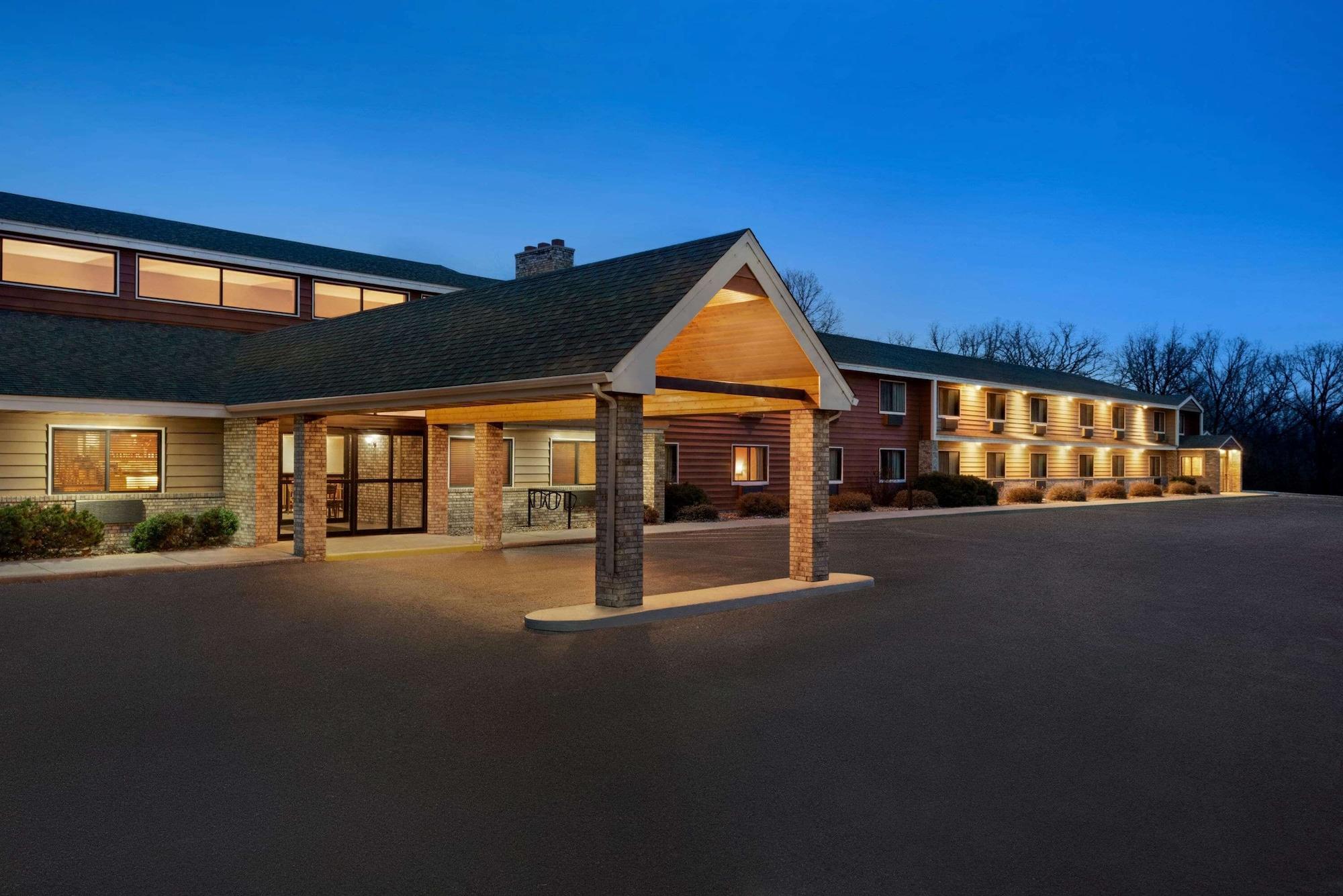Vista Exterior AmericInn by Wyndham Detroit Lakes