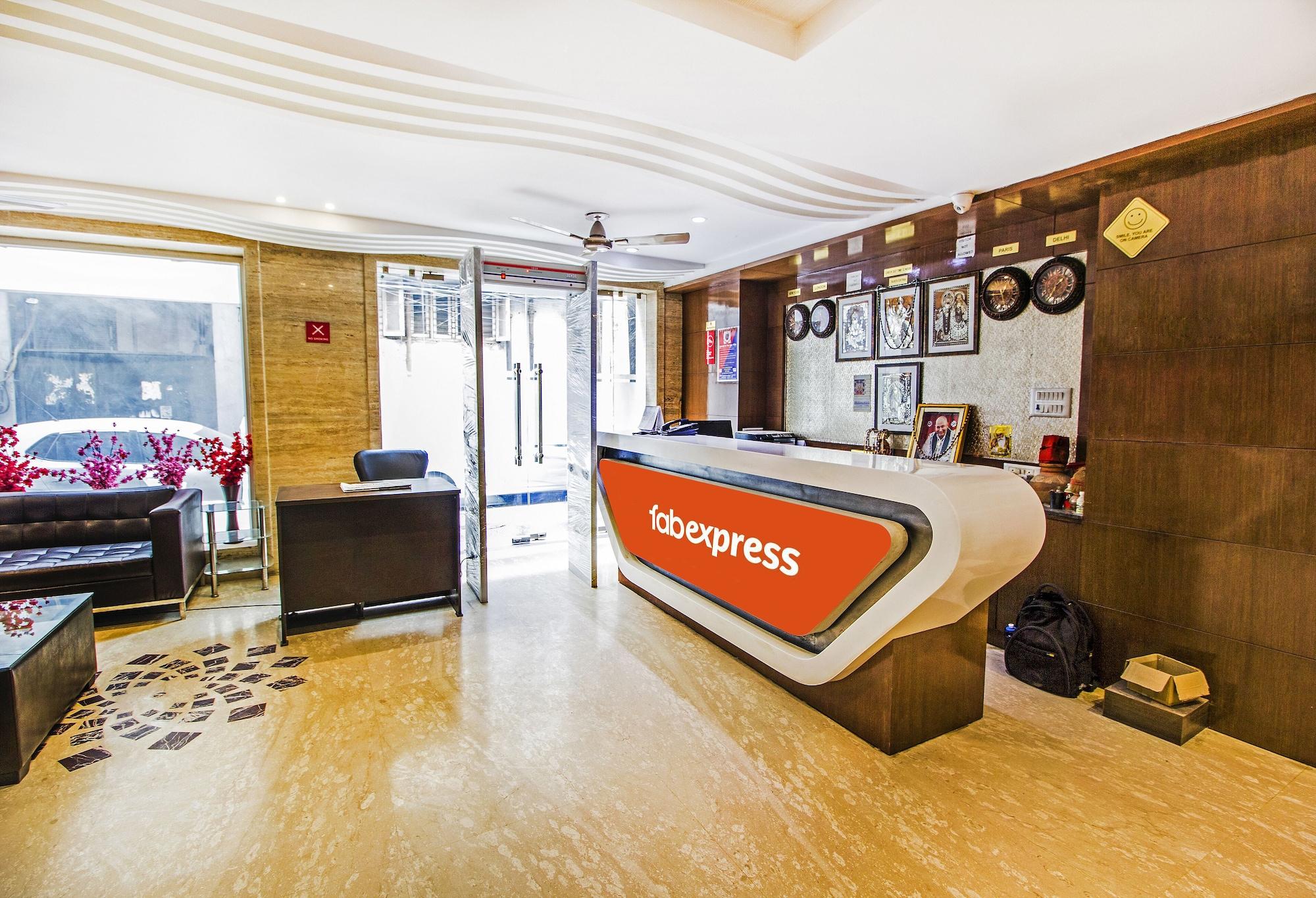 Vista Lobby FabHotel Le Continental