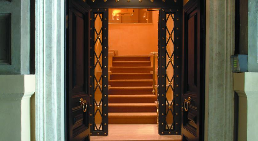 Vista Lobby Colosseo Studio Suites