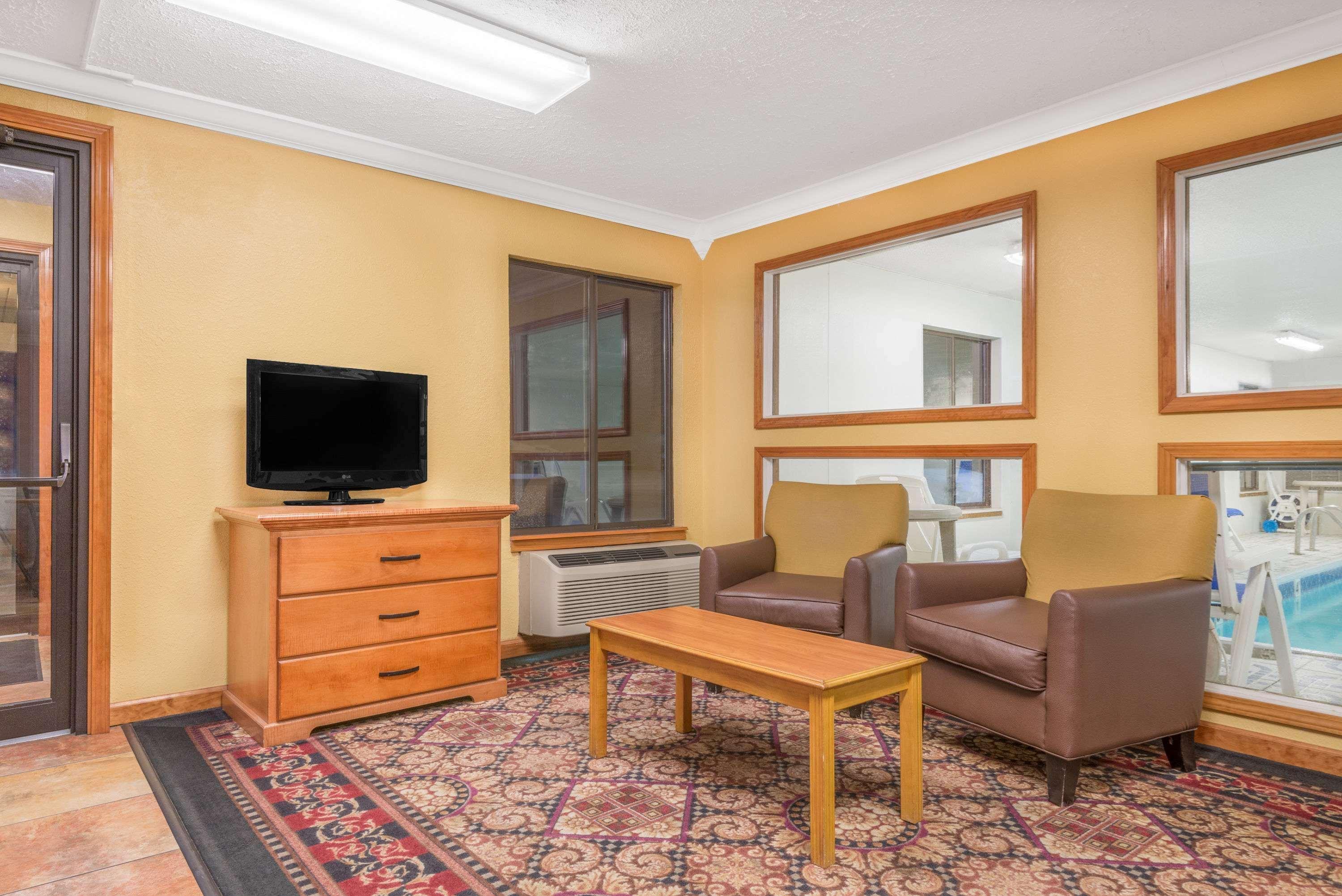 Vista Lobby Super 8 by Wyndham Vincennes