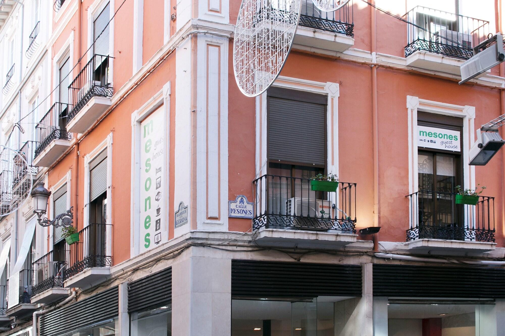 Vista Exterior Pensión Mesones