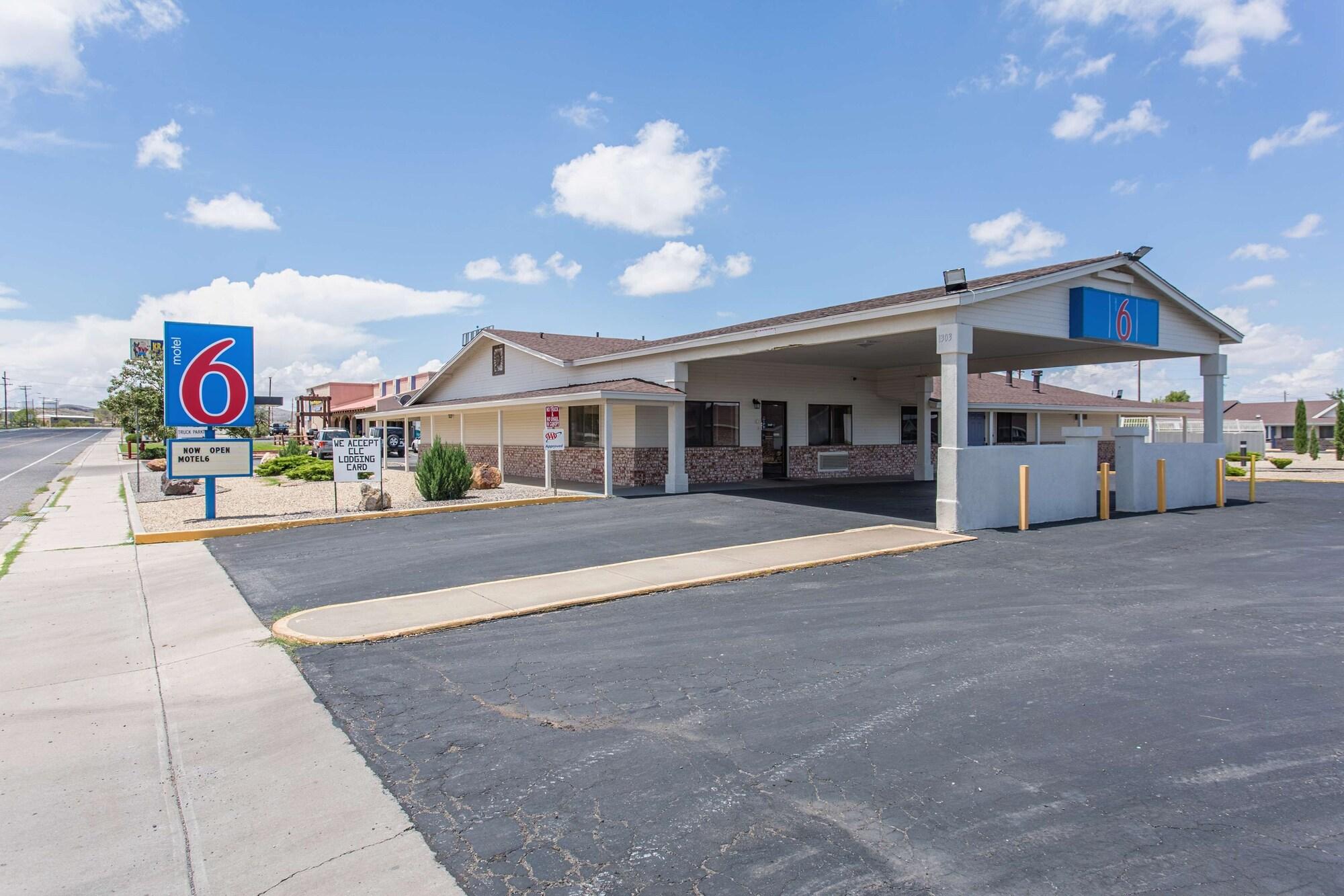Varios Motel 6 Lordsburg, NM