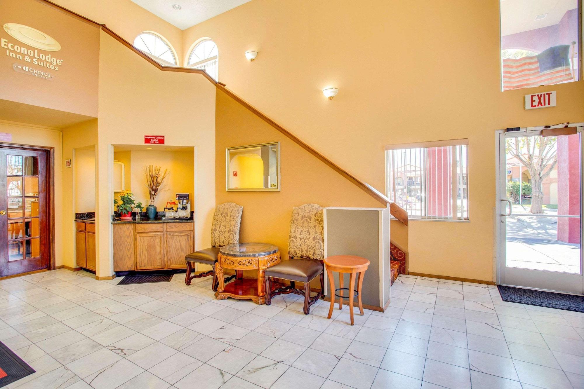 Vista Lobby Econo Lodge Inn & Suites Albuquerque East I-40 Eubank Exit