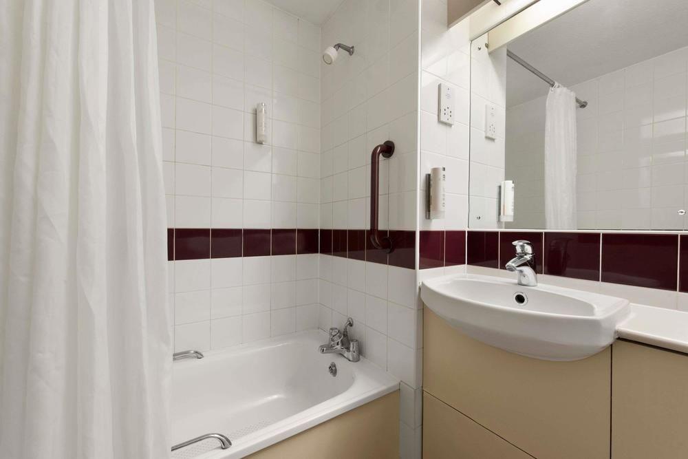 Baño Days Inn By Wyndham Gretna Green M74