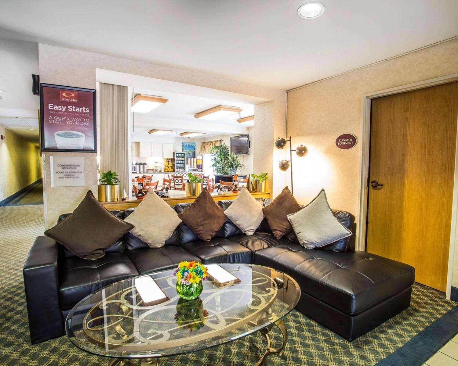 Vista Lobby Econo lodge Denver Airport