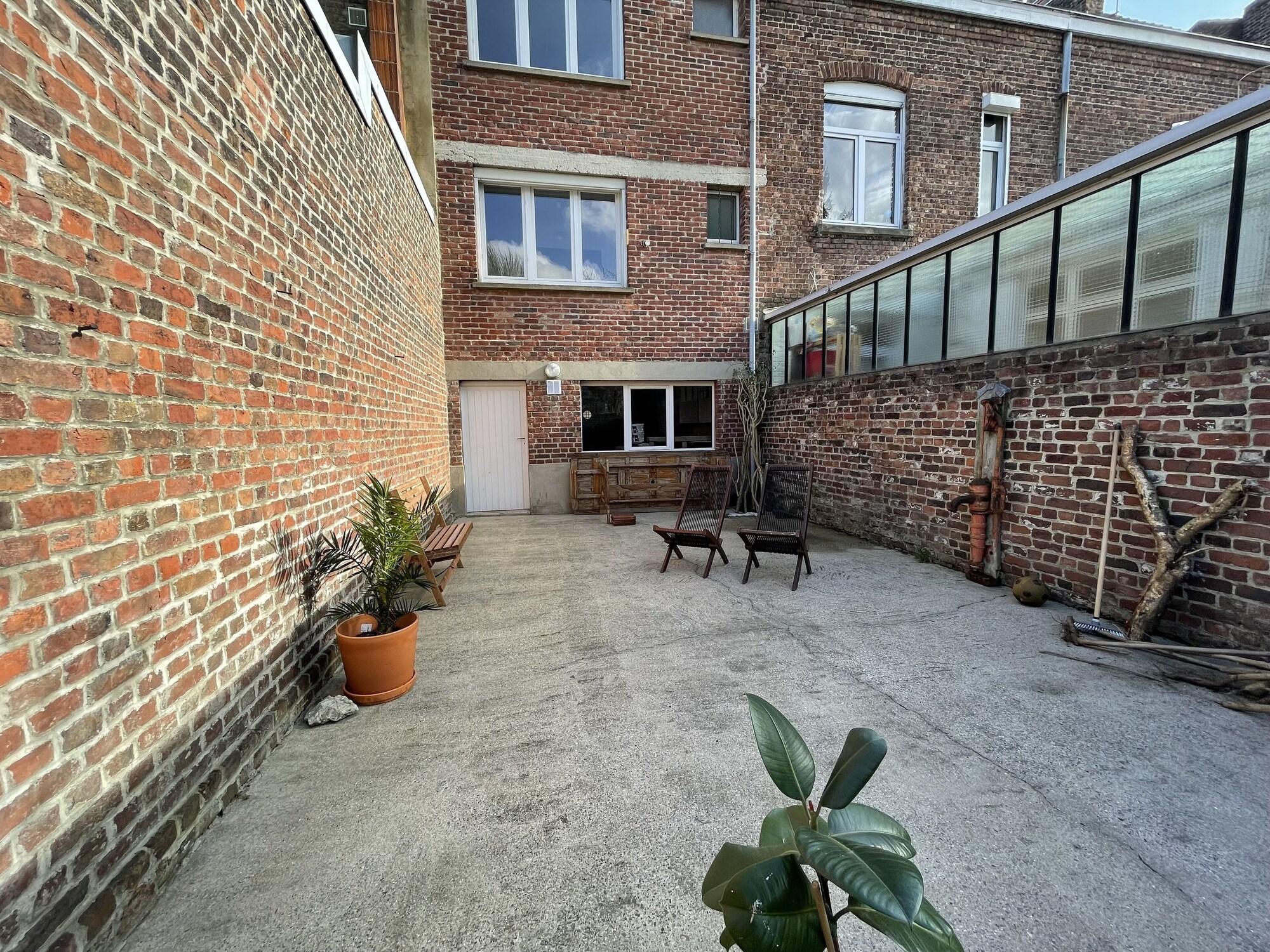 Vista Exterior Belle maison avec grand jardin et garage