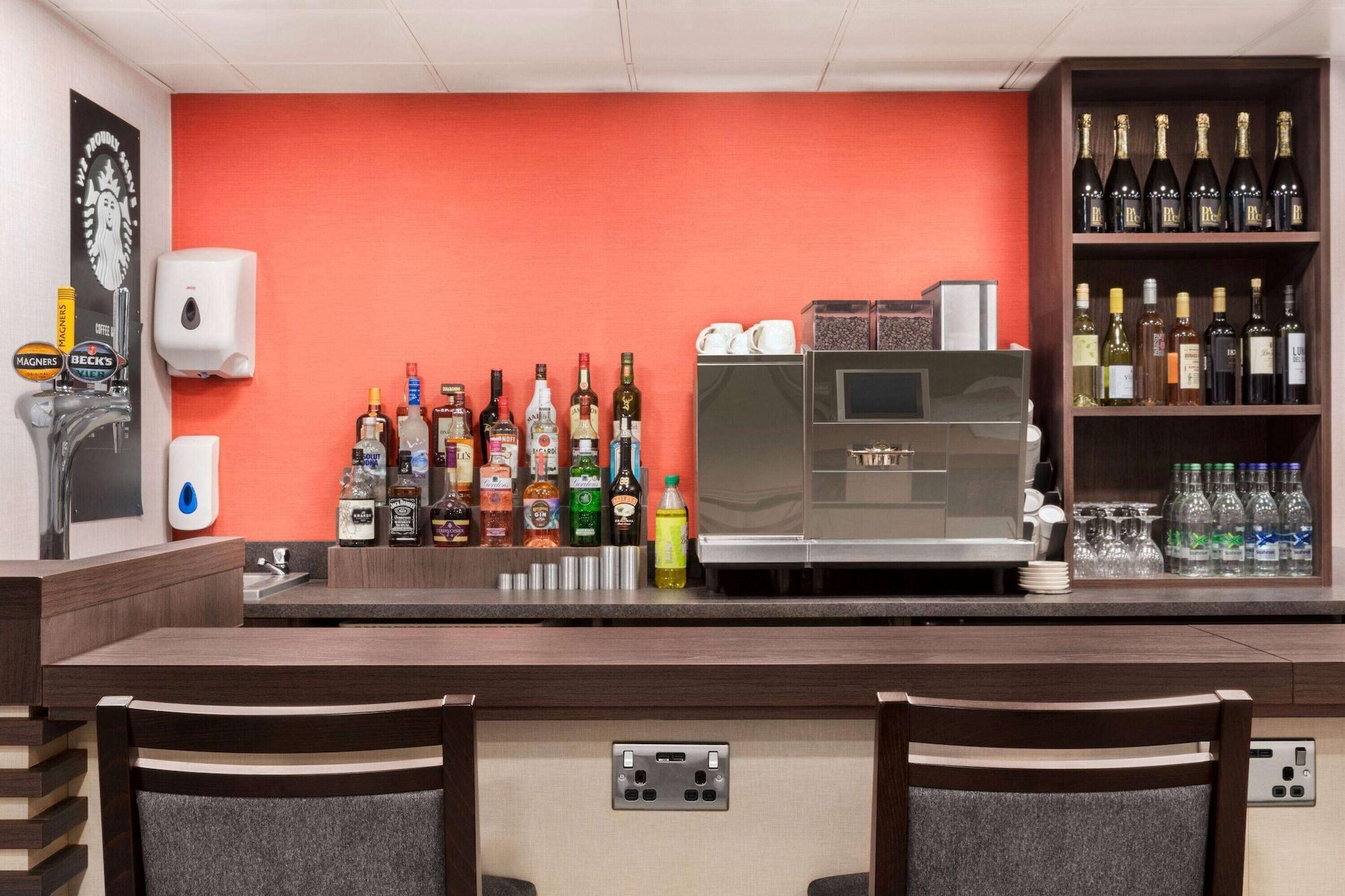 Bar/Salón Ramada by Wyndham Cobham