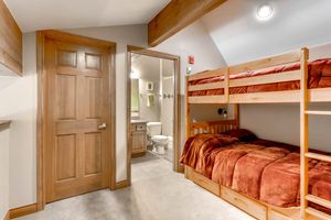 Alquiler Vacacional - Beautiful condo next to trails, lake, skiing, shops and restaurants! Hot tub!