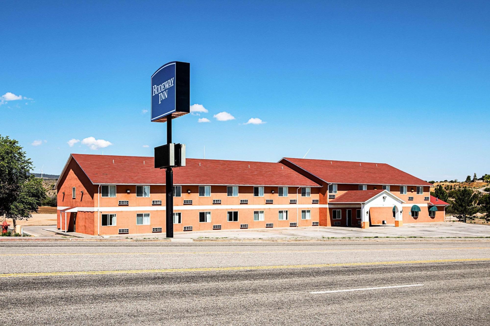 Vista Exterior Rodeway Inn & Suites