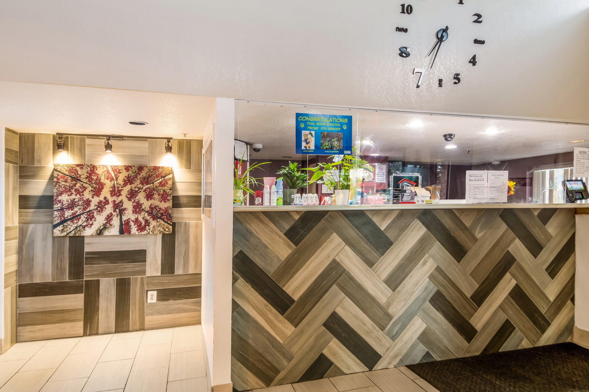 Vista Lobby Red Roof Inn Rochester – Airport