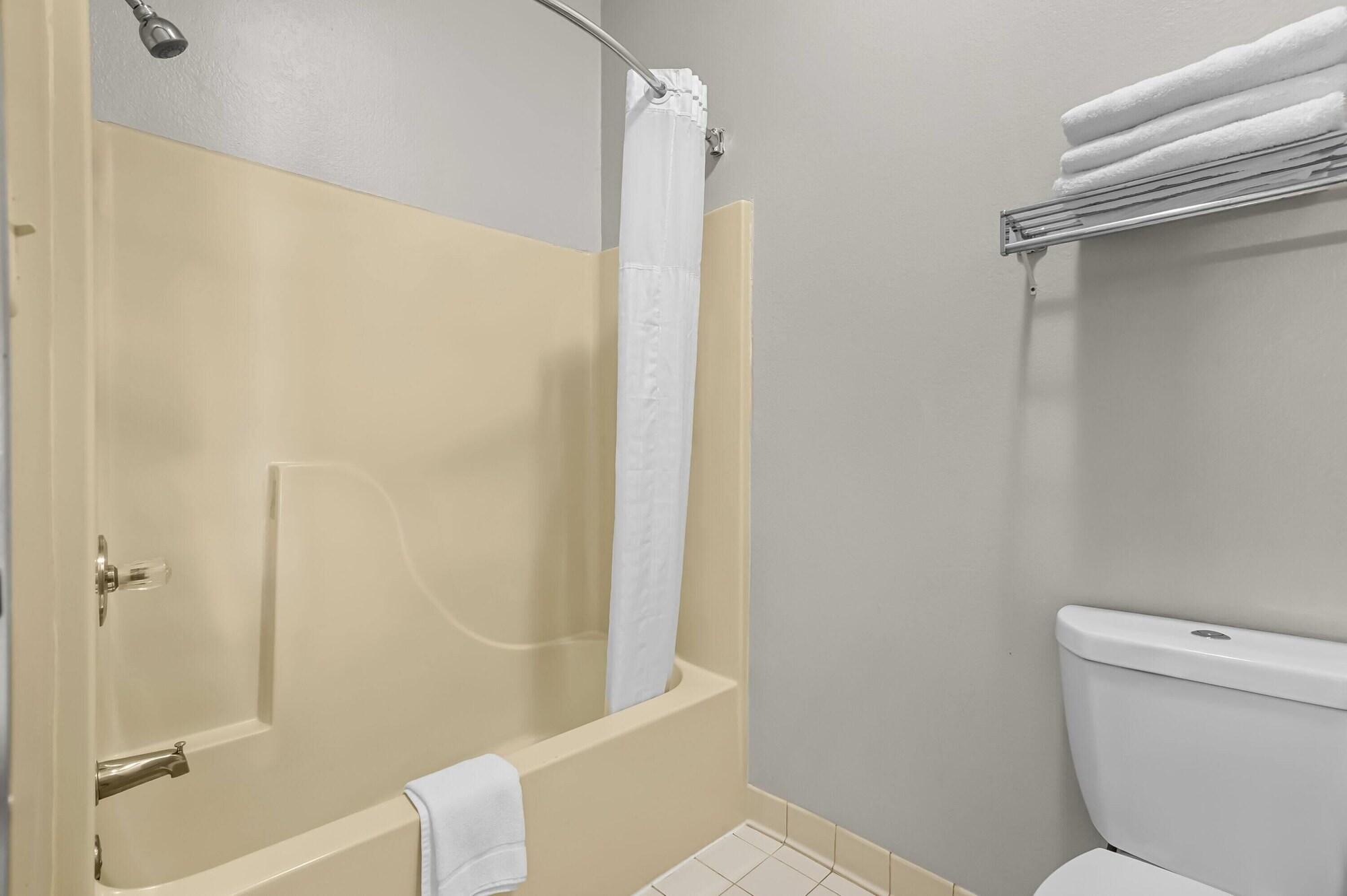 Equipamiento de Habitación Days Inn by Wyndham Collinsville/St. Louis