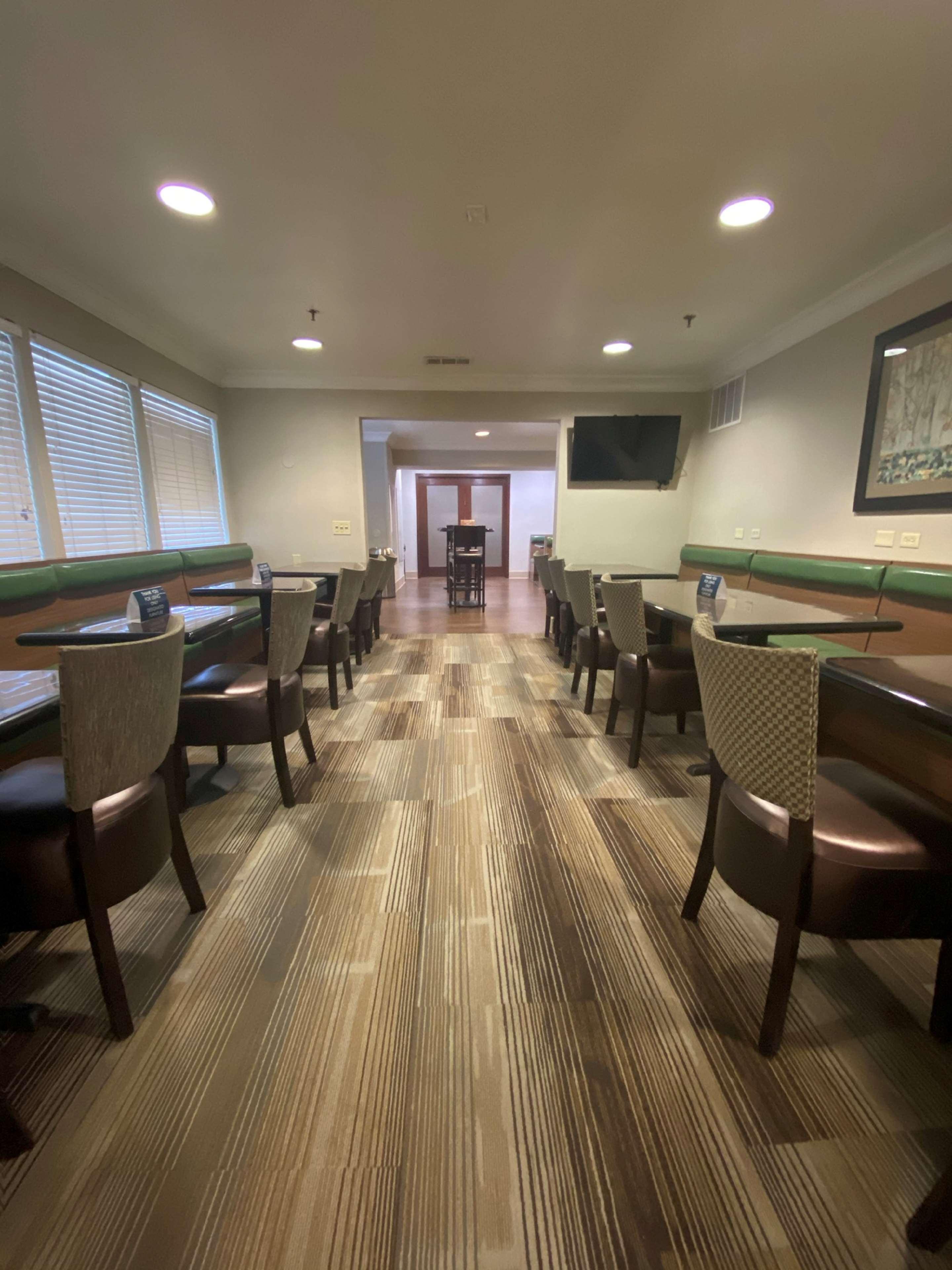 Restaurant SureStay Hotel by Best Western Ontario Airport