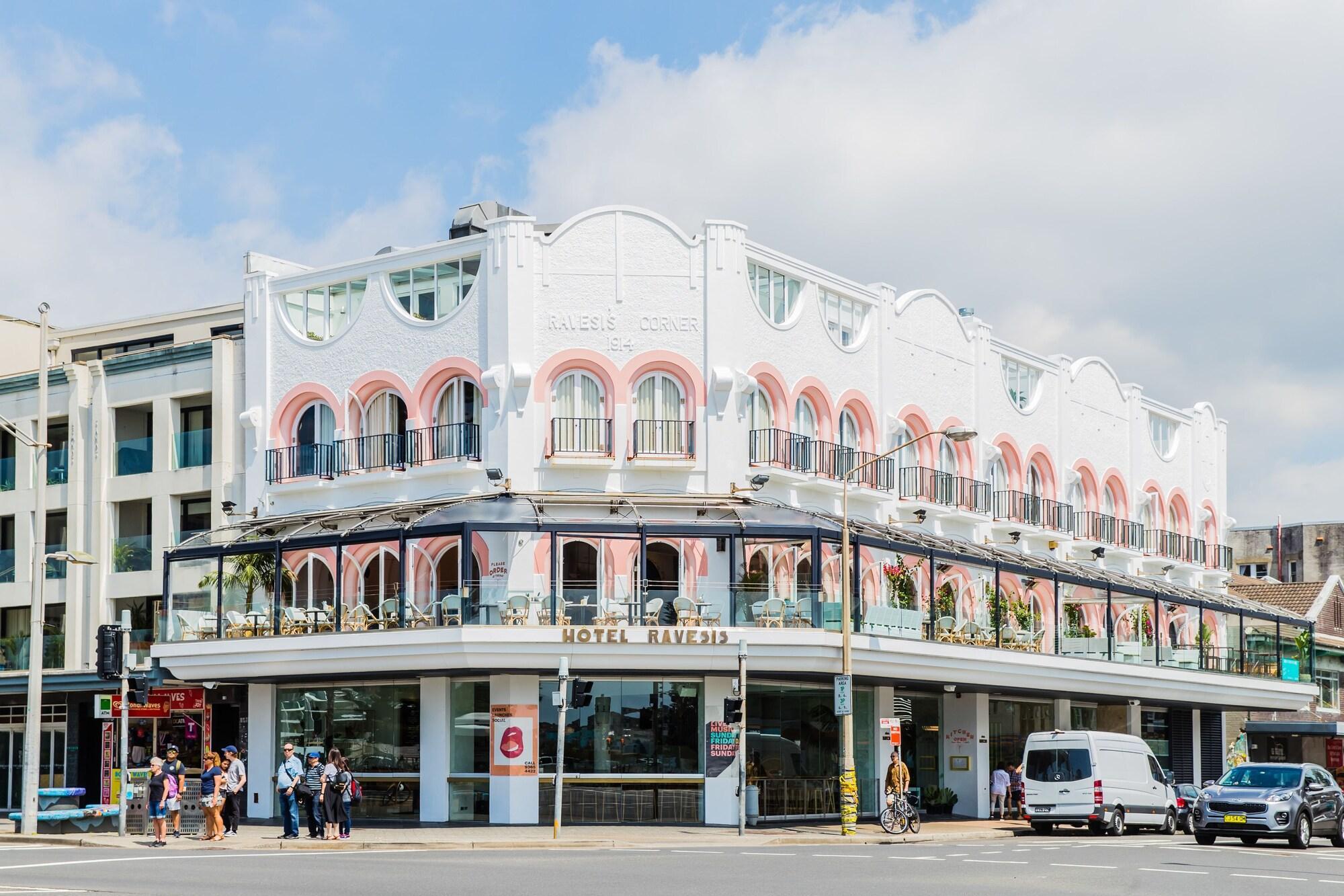 Vista Exterior Ravesi's Sydney