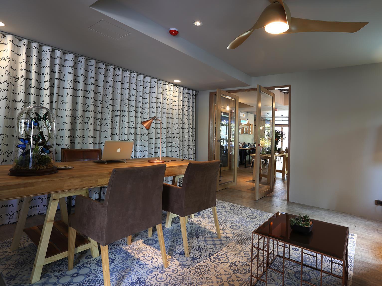 Vista Lobby Tints of Blue Hotel