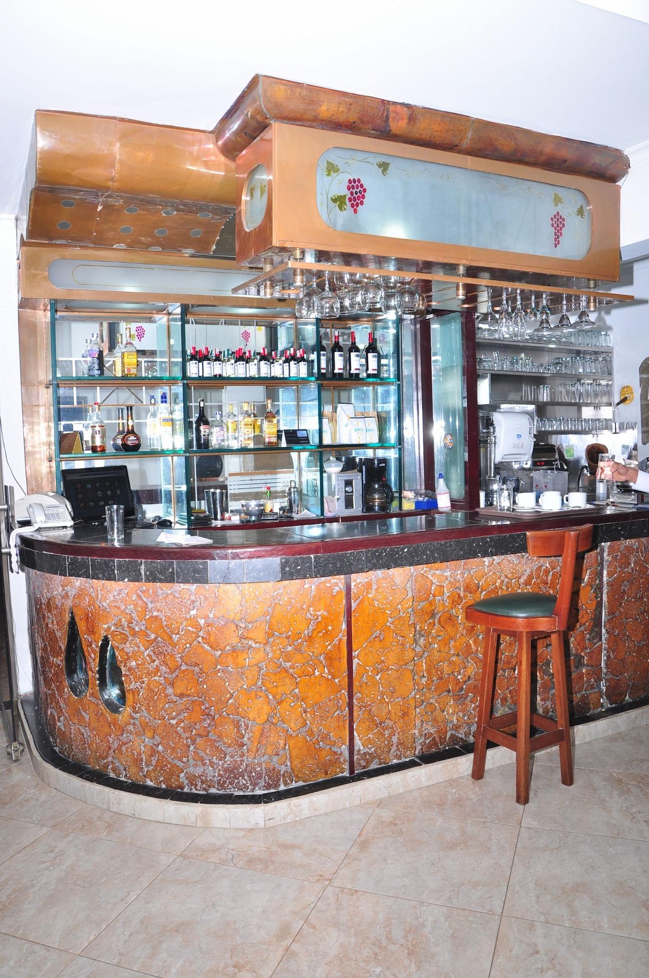 Bar/Salón Hotel Laureles 70