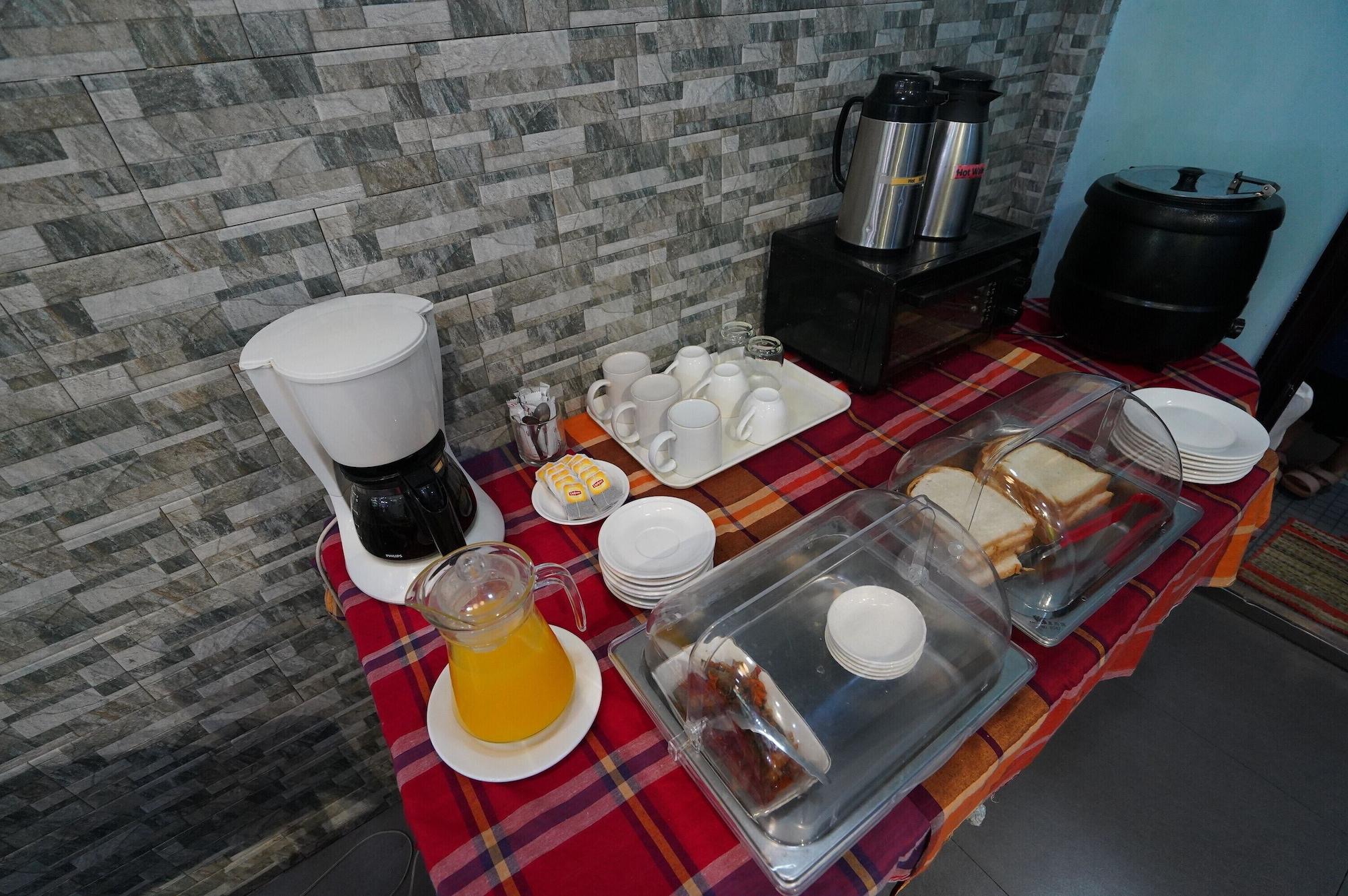 Bar/Salón Check In @ Downtown Yangon