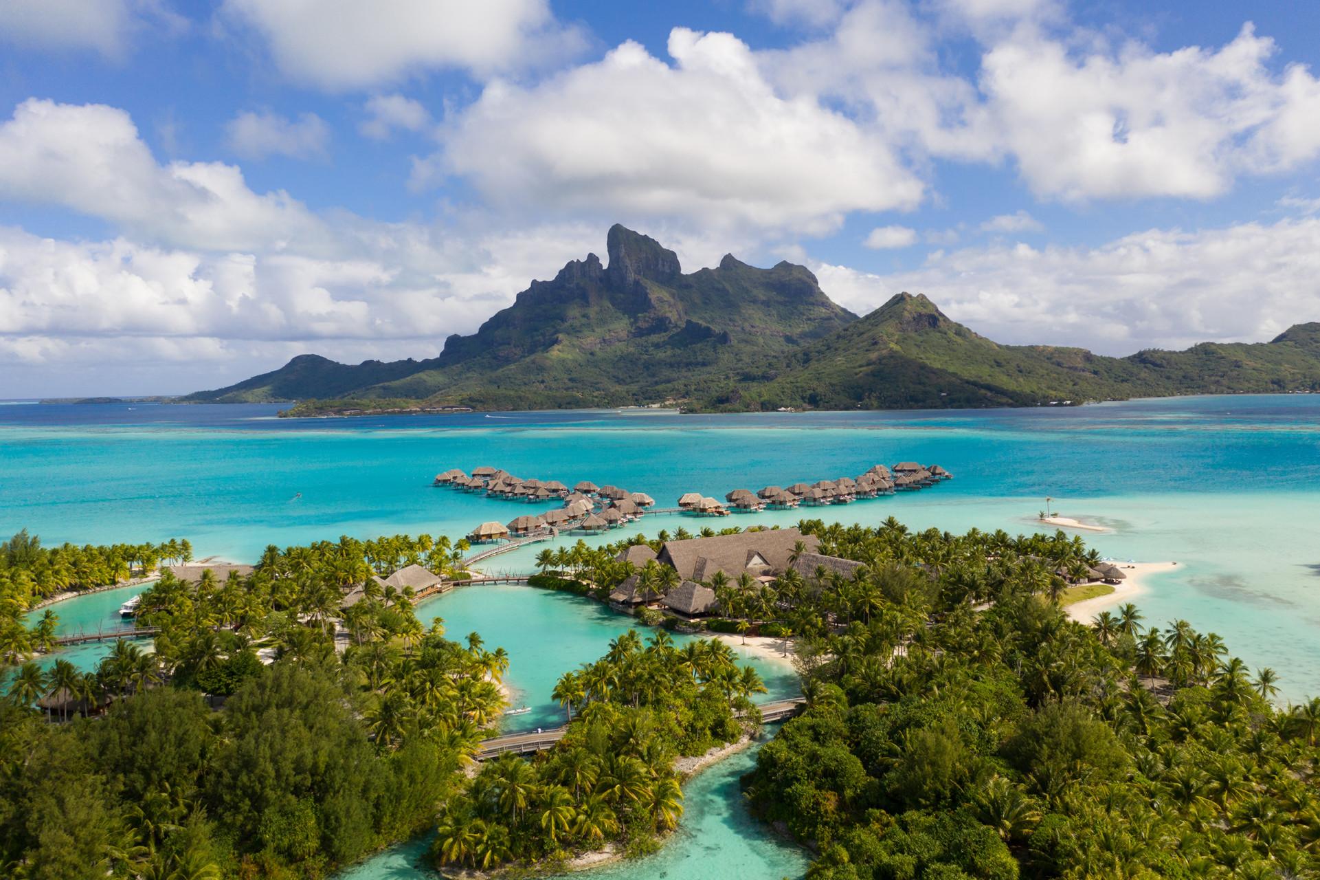 Vista Exterior Four Seasons Resort Bora Bora