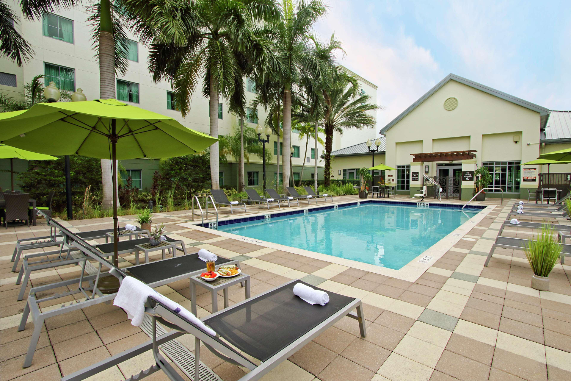 Vista Piscina Homewood Suites by Hilton Ft. Lauderdale Airport-Cruise Port