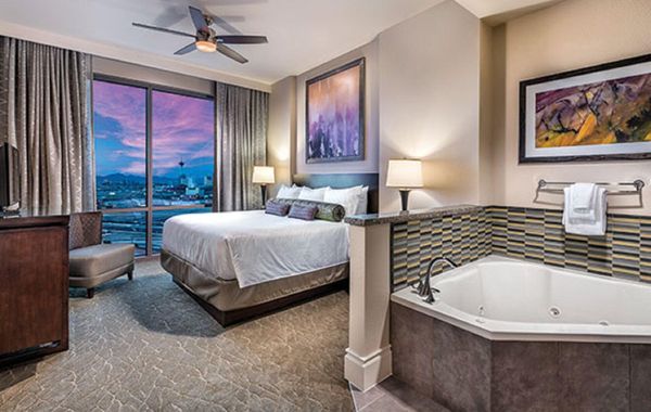 Luxurious 2-Bedroom Condo w/ Kitchen, Pool, 24/7 Free Shuttle to Strip - Los mejores hoteles solo adultos en Las Vegas, Nevada